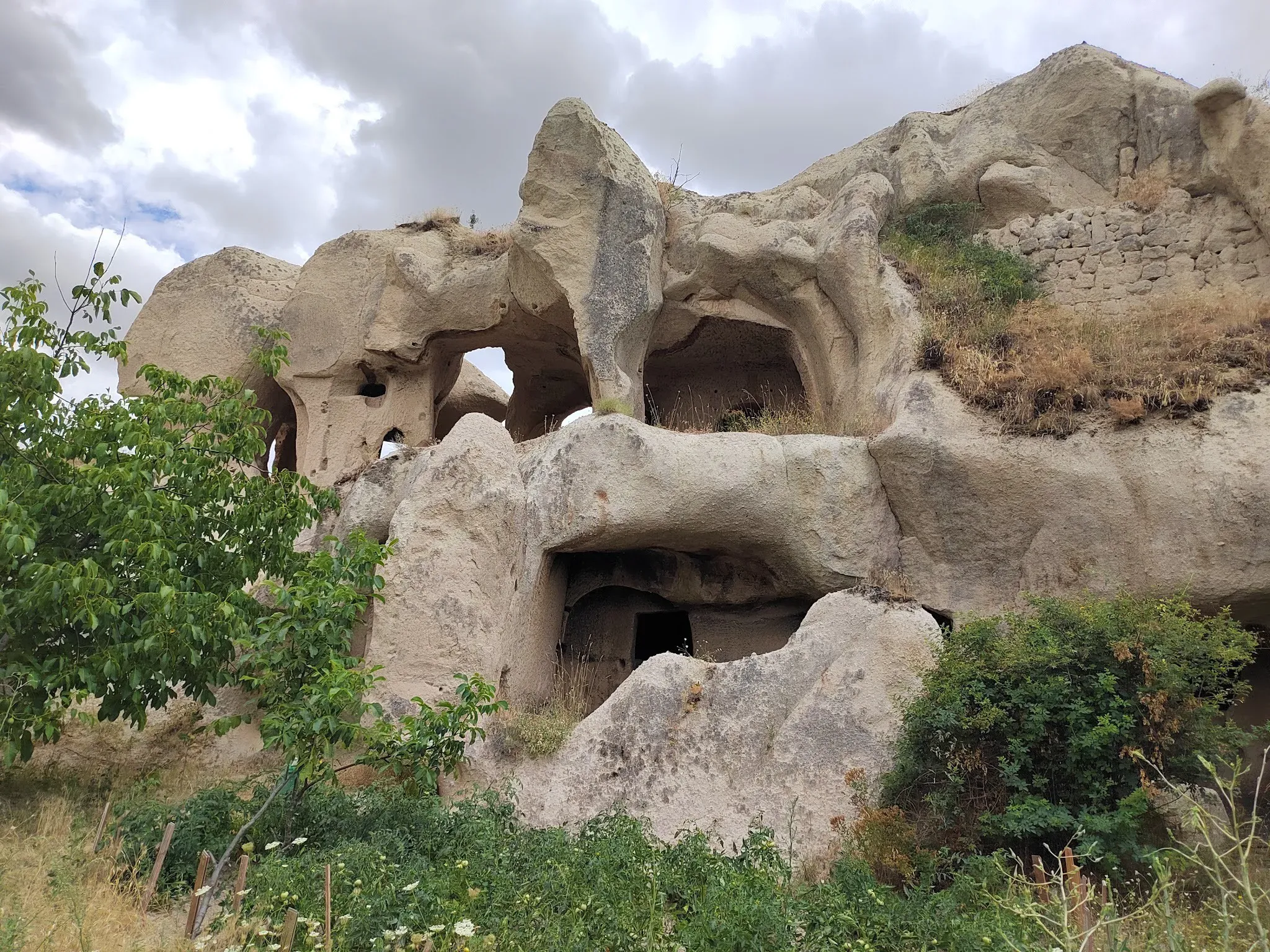 Чем дальше от посёлков, тем необычнее скалы. Фото Дарины Устич