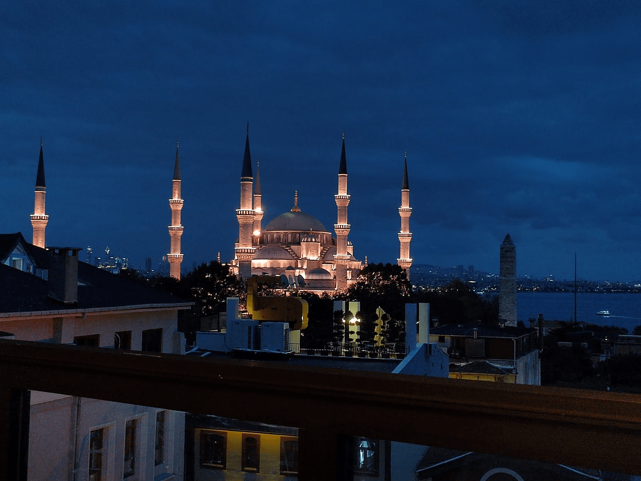 Вечером мечеть красочно подсвечивается. Фото Дарины Устич