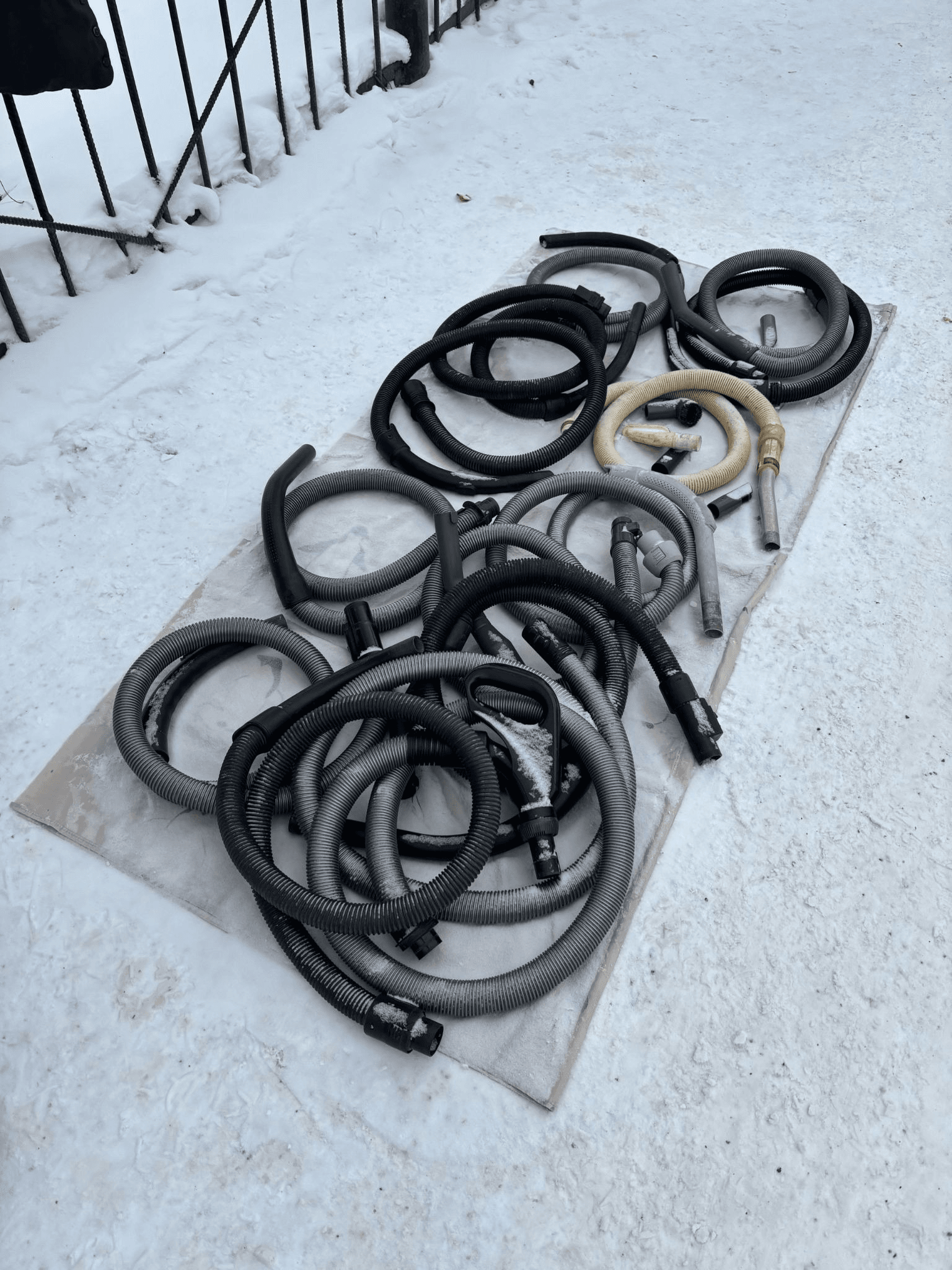 Коллекция шлангов для пылесоса. Автор фото Анастасия Пелевина