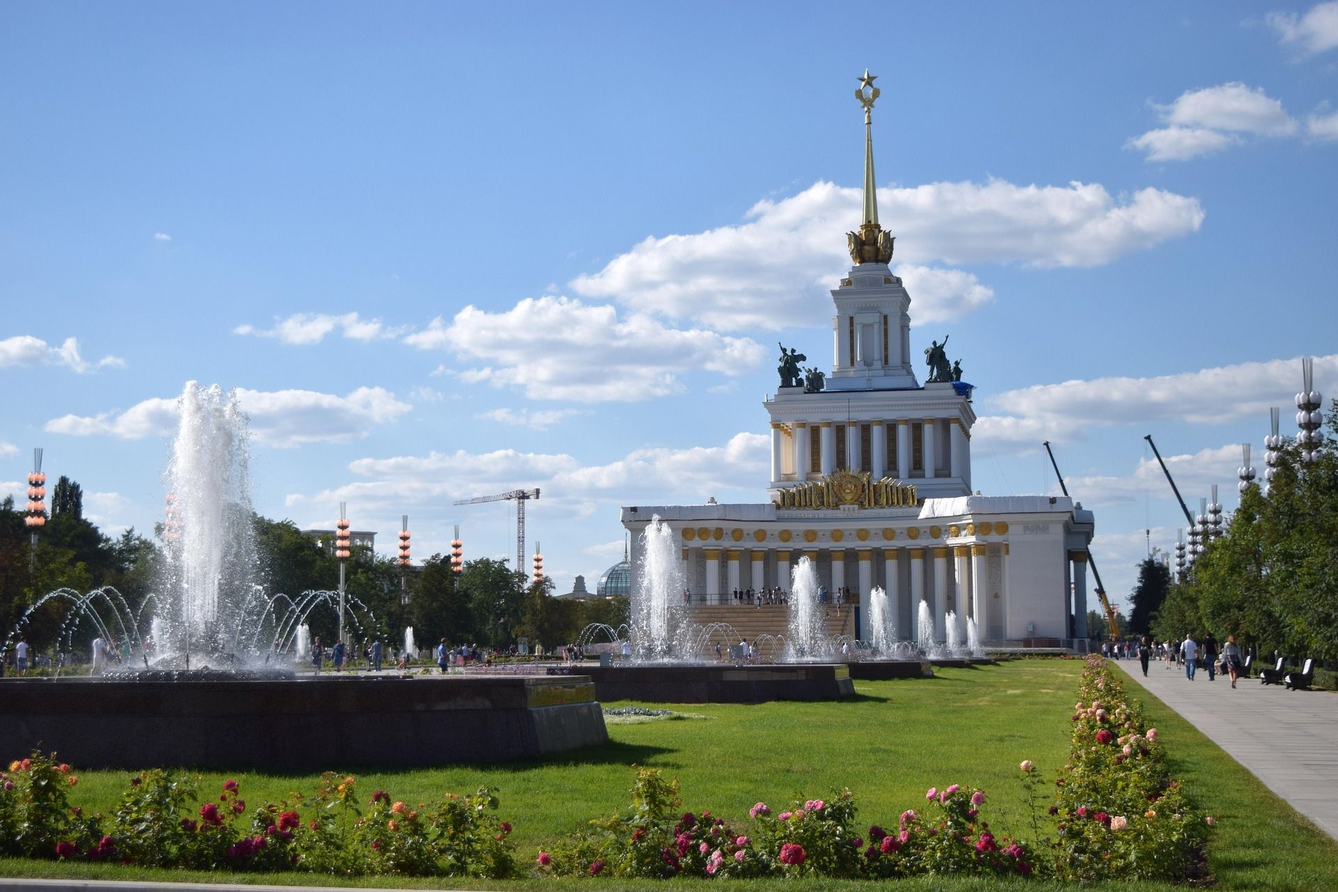 Гранитные фонтаны вдоль аллеи / фото InnaLutovinova / Pixabay