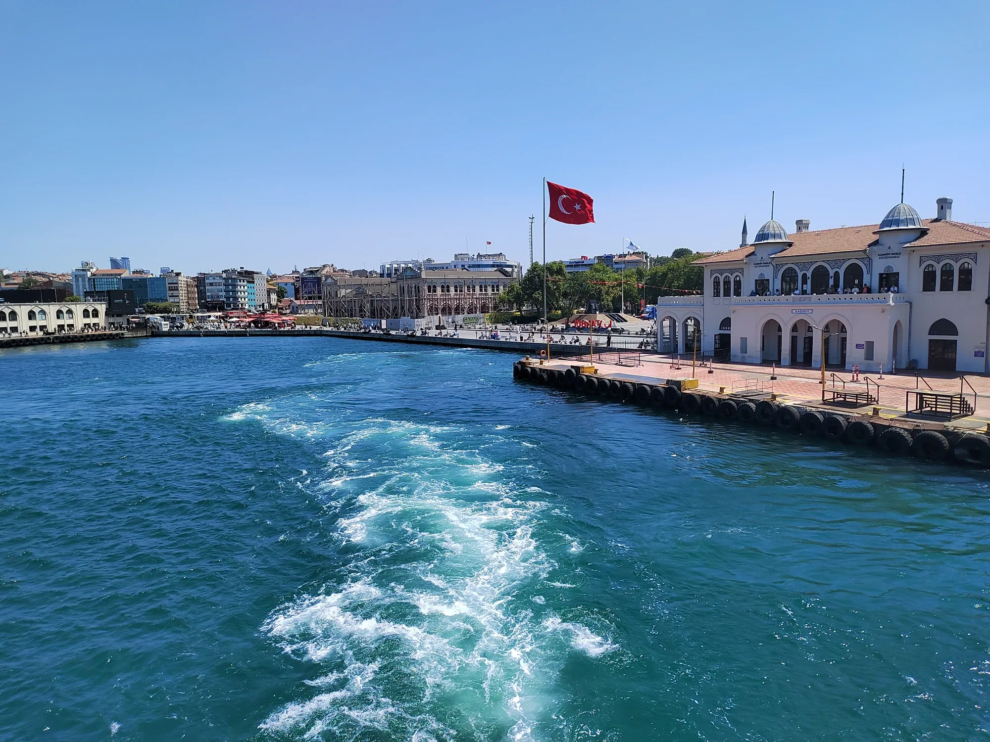 Колоритный Кадыкёй. Паромный причал. Фото Дарины Устич