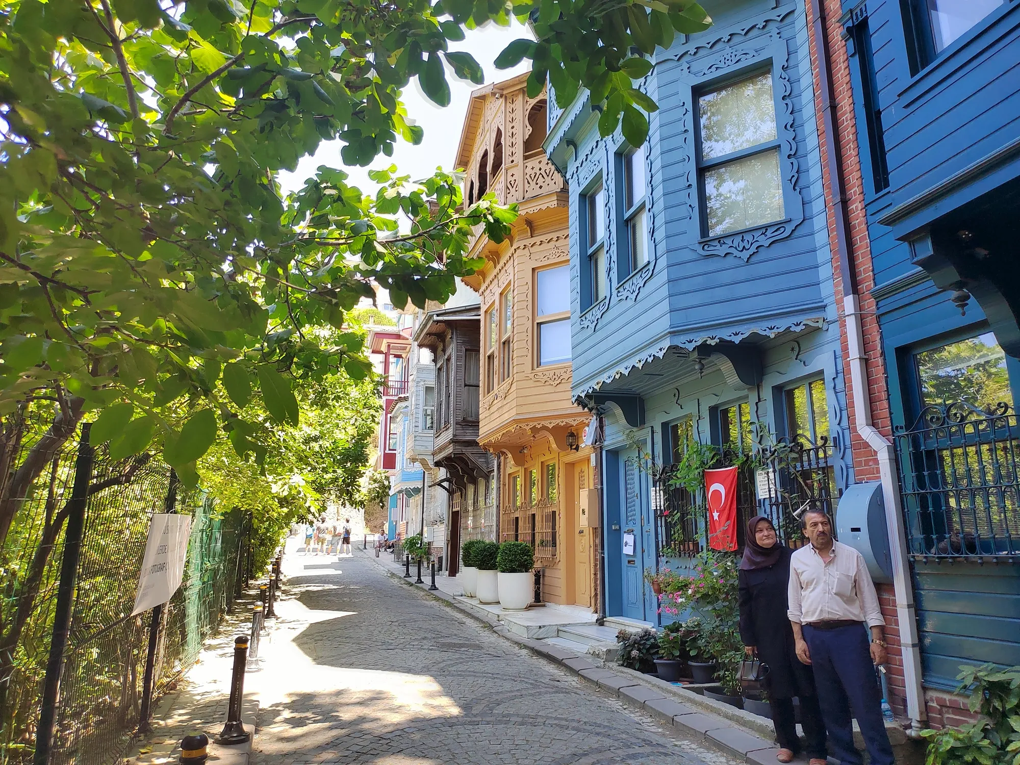 Символы Кузгунджука, цветные деревянные домики. Фото Дарины Устич