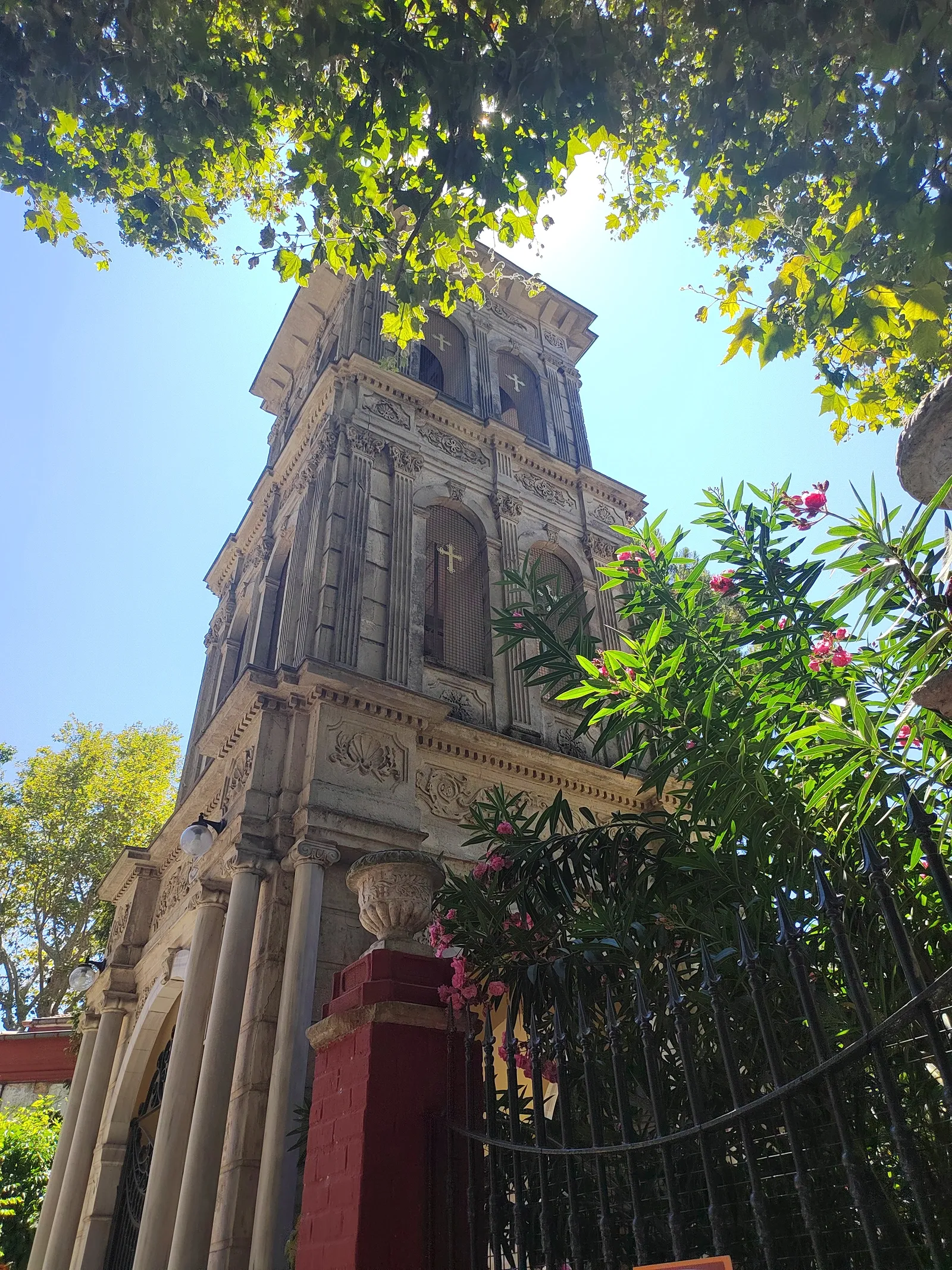 Фасад греческой церкви. Фото Дарины Устич