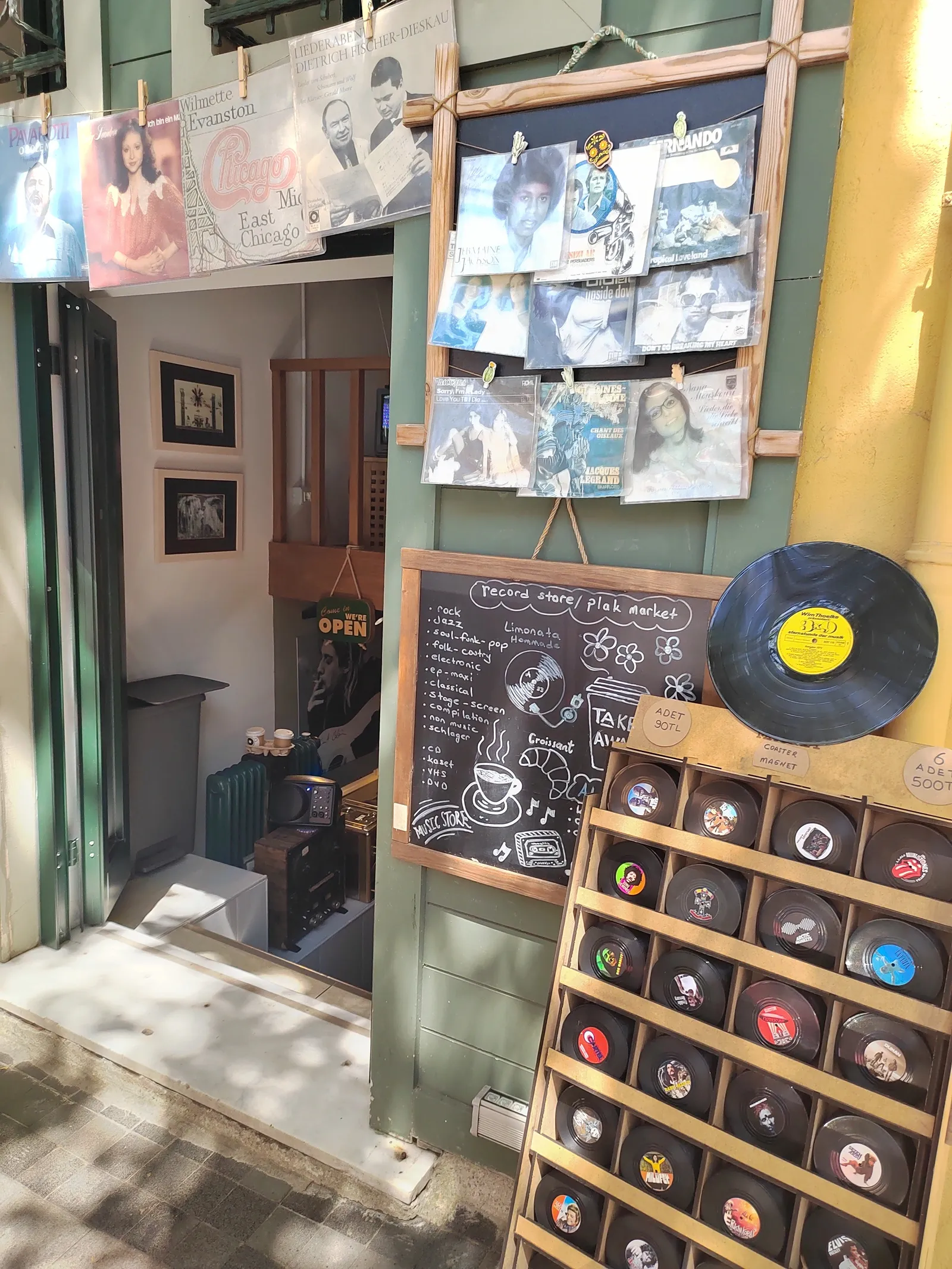 Винтажные кафе и магазинчики здесь на каждом шагу. Фото Дарины Устич