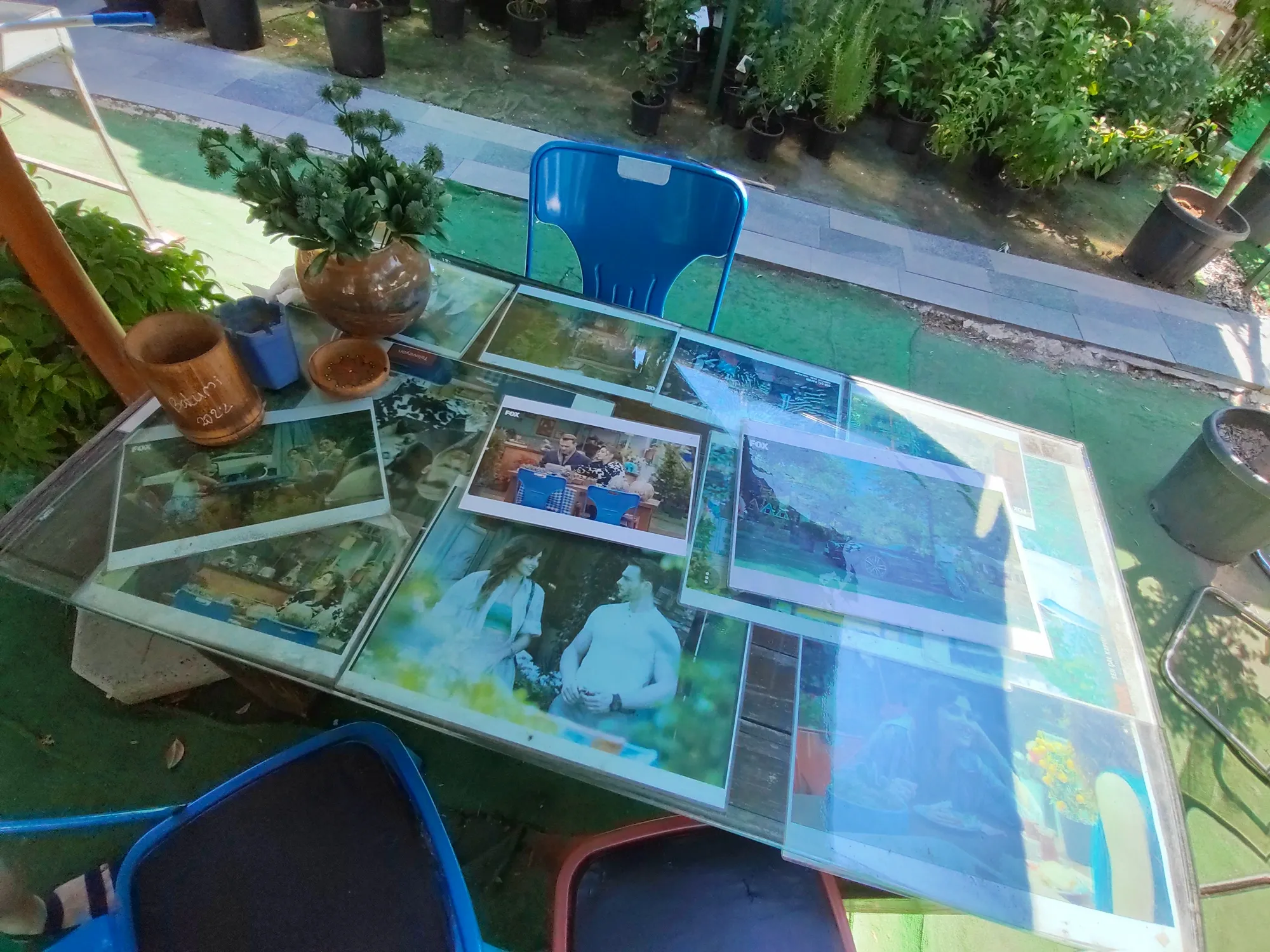 На столах разложены фото с кадрами знаменитой парочки. Помните их? Фото Дарины Устич