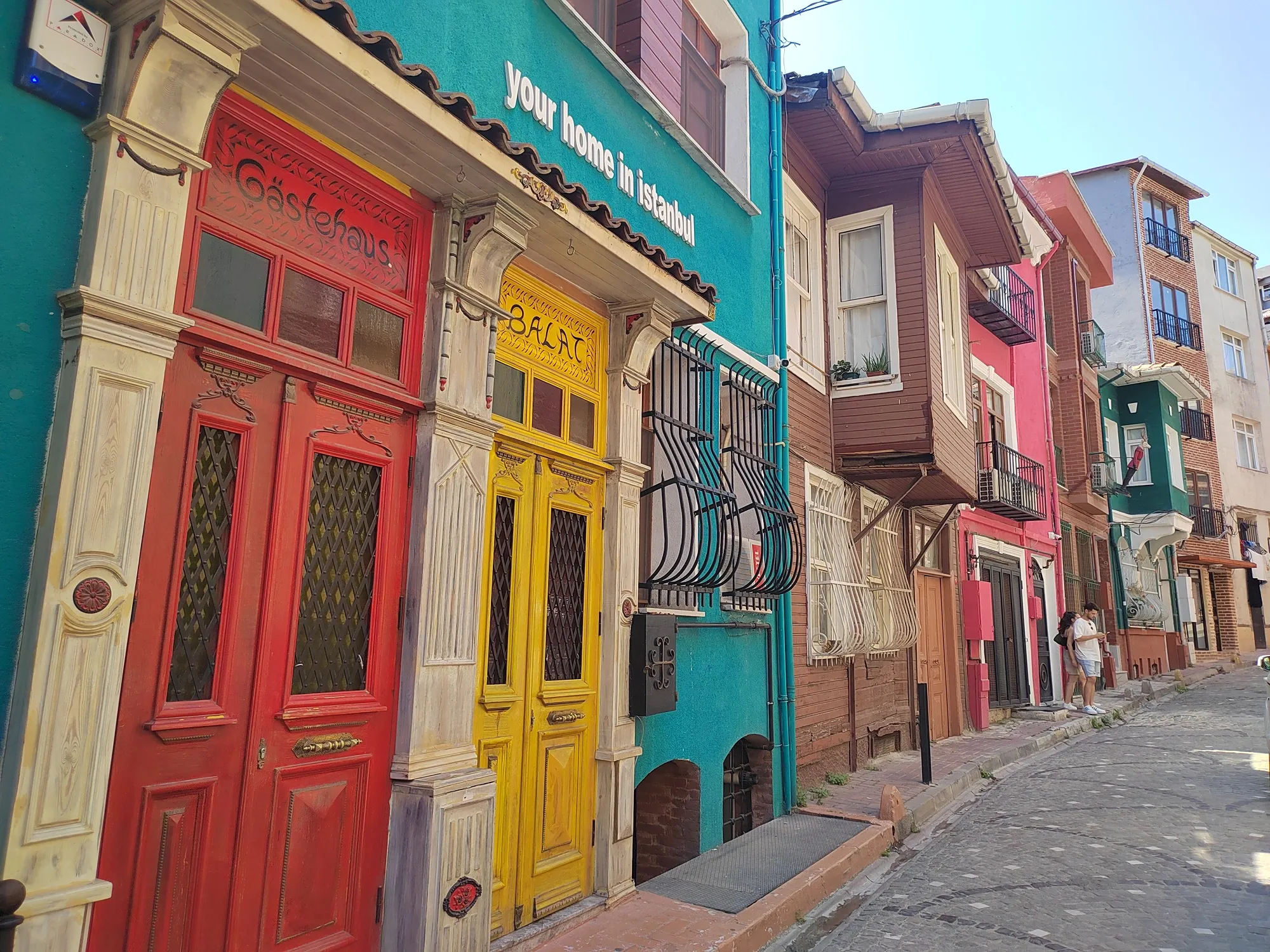 Цветные домики — главная фишка районов. Фото Дарины Устич