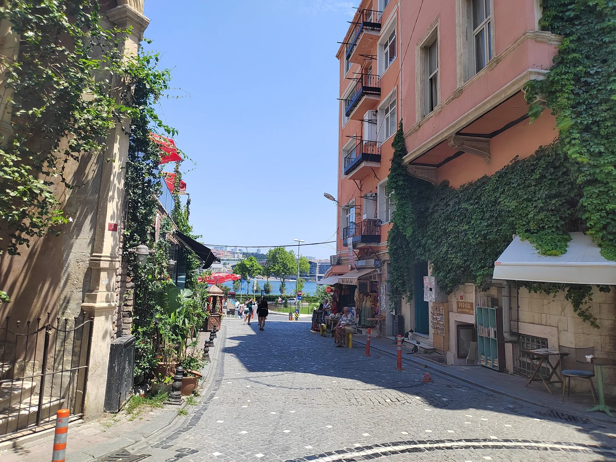 От причала и остановки сразу входишь в череду красочных улиц. Фото Дарины Устич