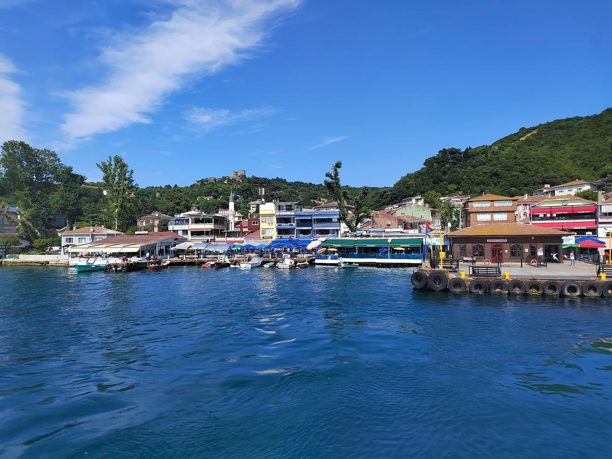 Крошечная рыбацкая деревушка. А вверху на холме расположена крепость Йорос. Фото Дарины Устич