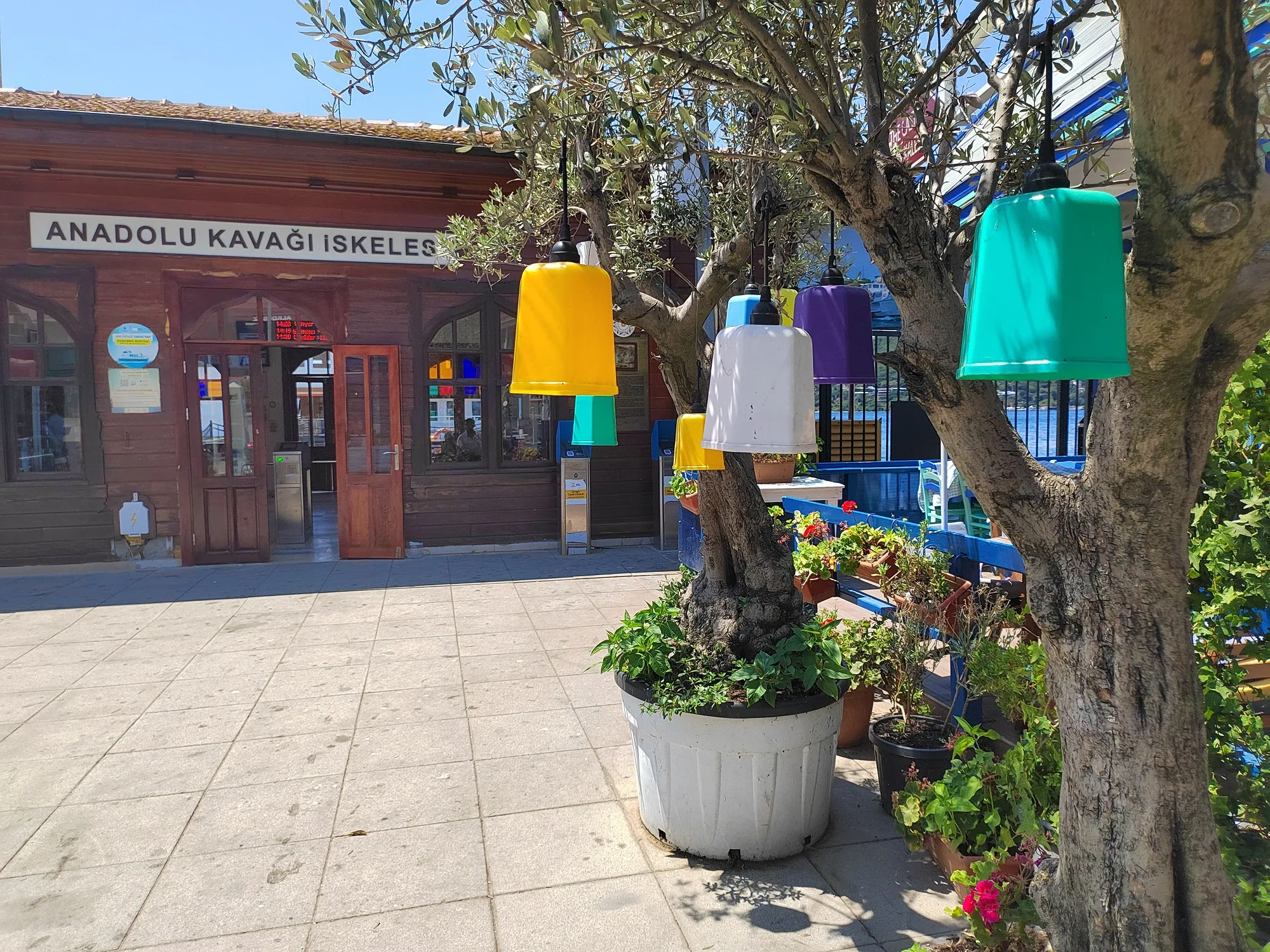 За причалом сразу начинается совсем другая атмосфера. Фото Дарины Устич