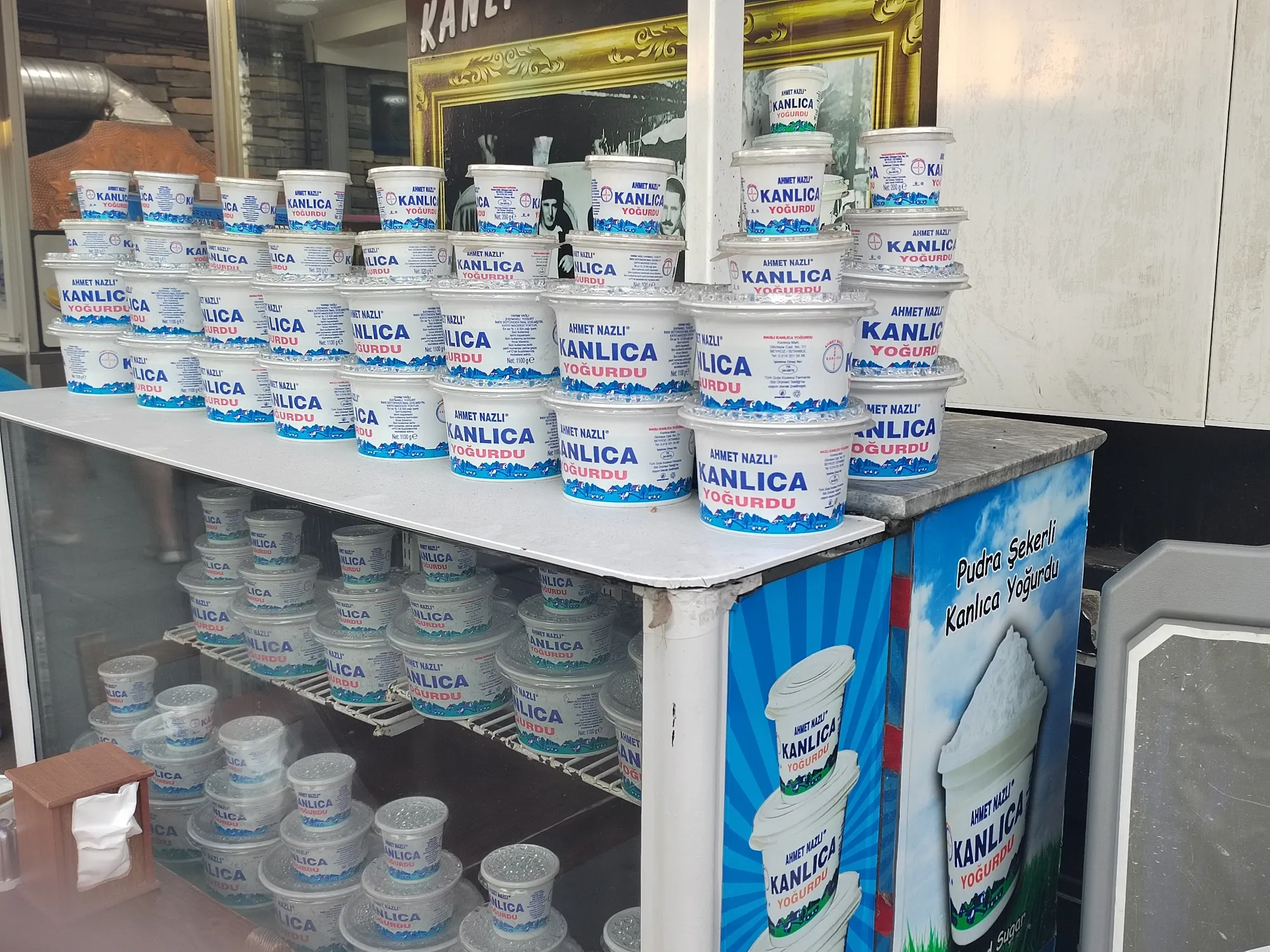 Мы даже не сразу поняли, что на витринах магазинов стоят упаковки с йогуртами. Фото Дарины Устич