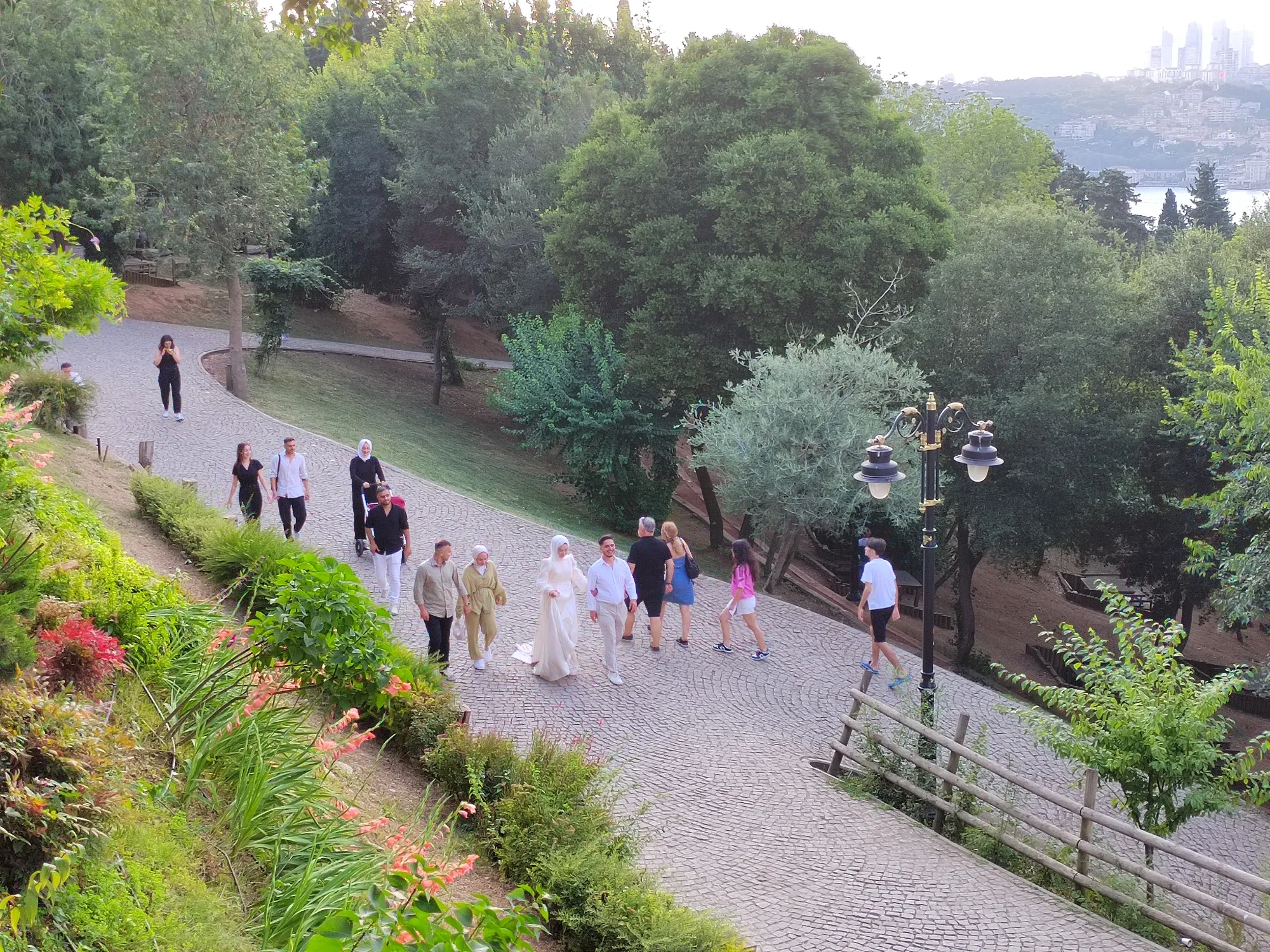 Рядом с нами гуляли местные молодожёны. Фото Дарины Устич