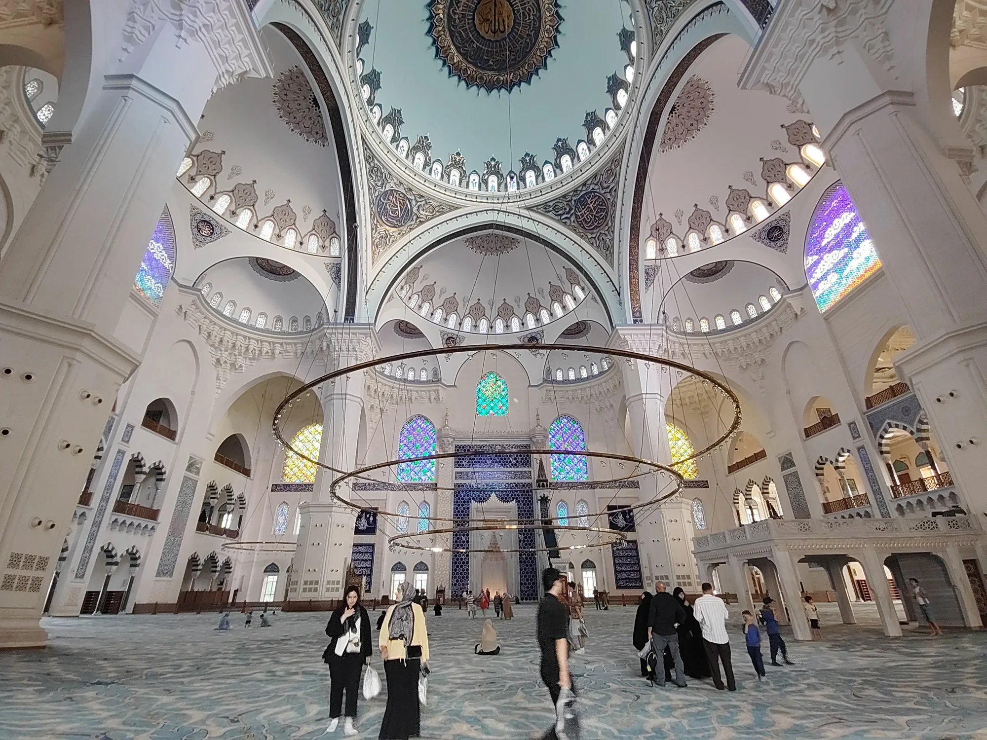 Внутри всё масштабно и величественно, хотя построена она в 2019 году. Фото Дарины Устич