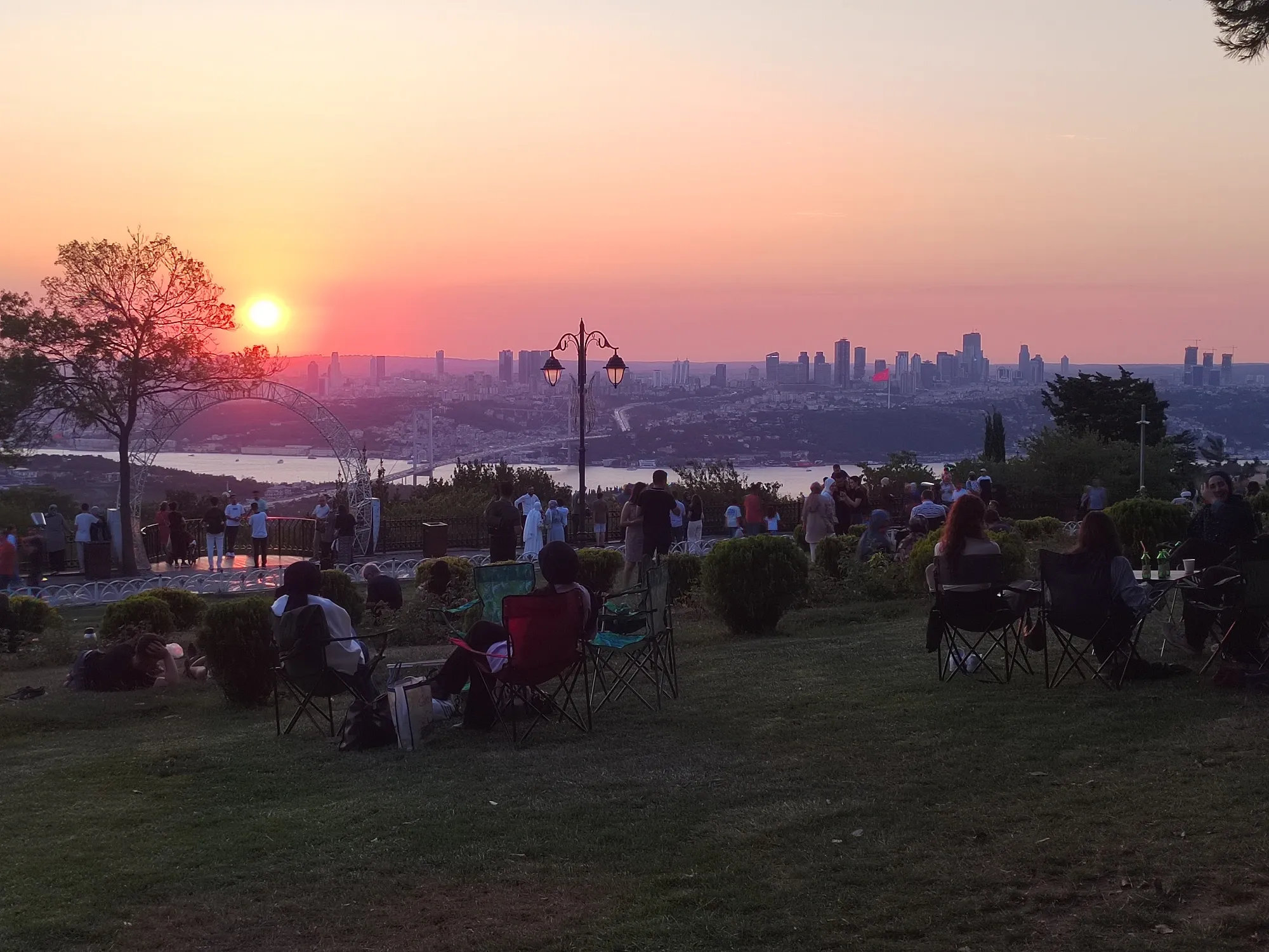 Устраиваемся поудобнее, начинается закат. Фото Дарины Устич