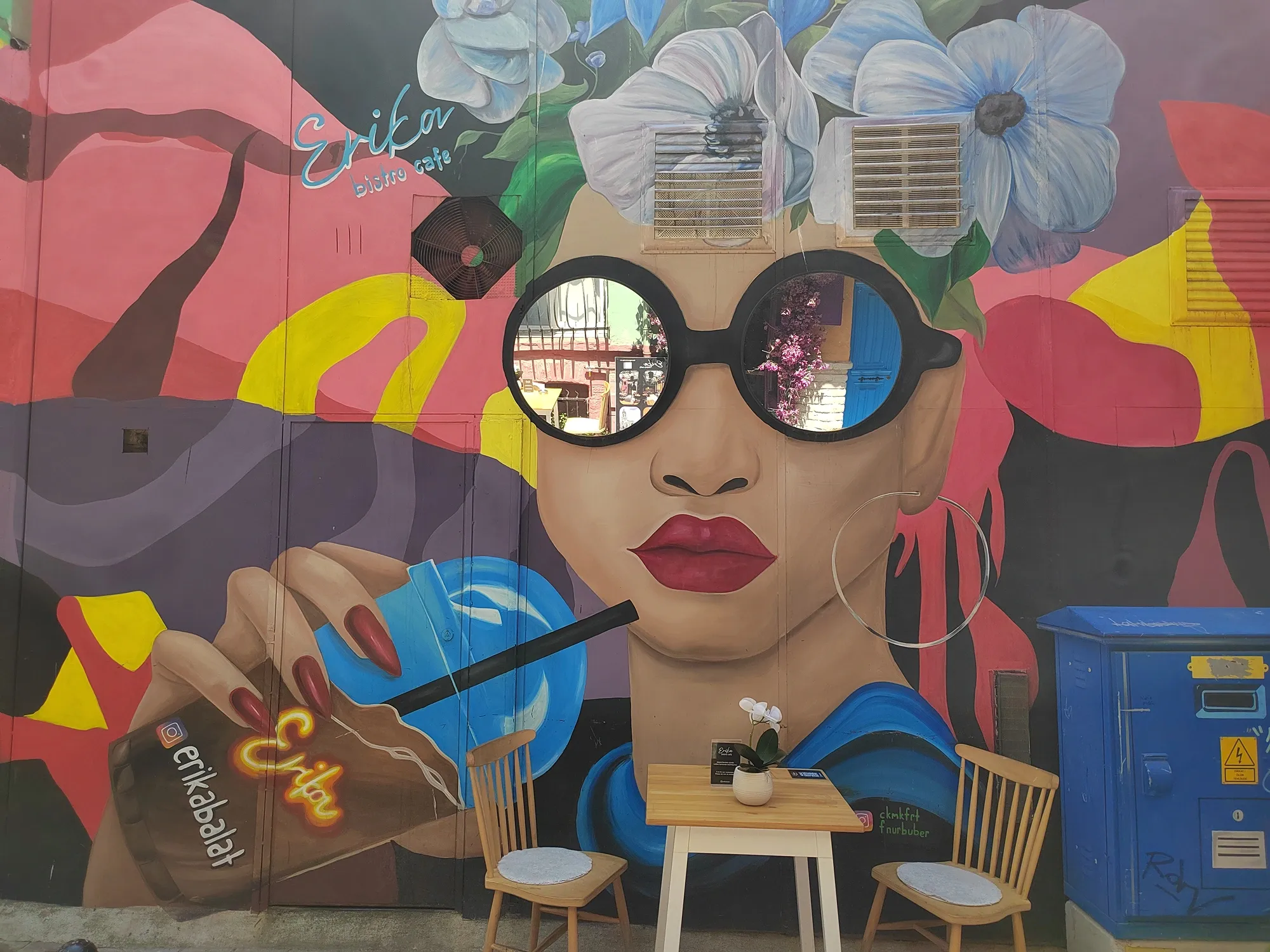 Так и тянет сделать фото и выпить кофе за столиком. Фото Дарины Устич