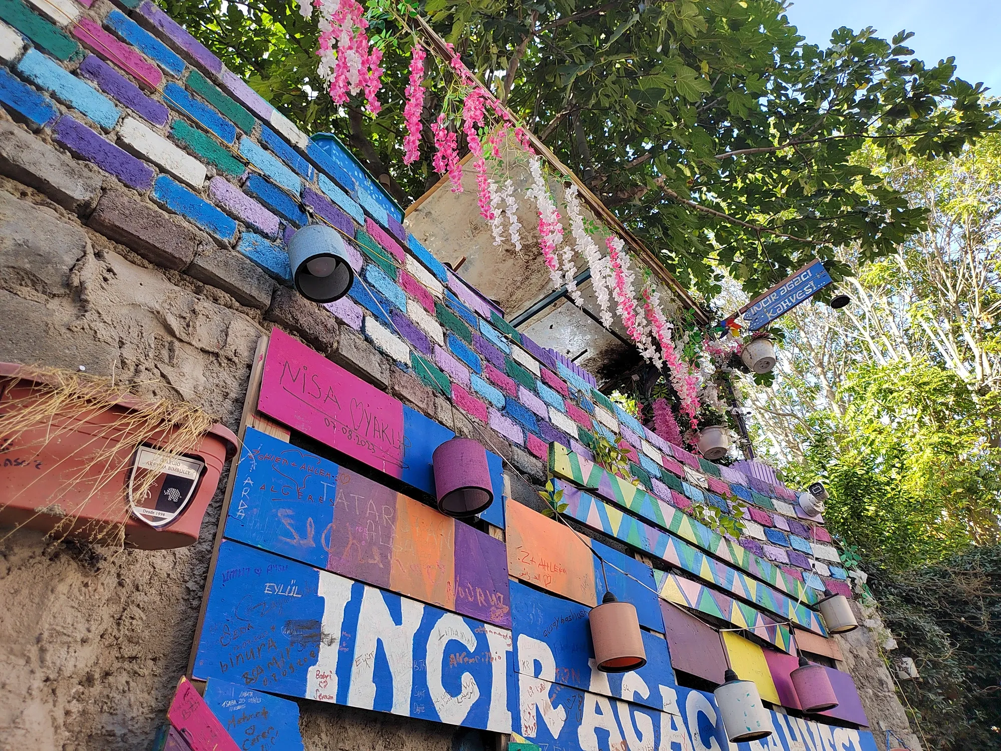 Одна из фишек кафе: стена, где можно оставить свой автограф. Фото Дарины Устич