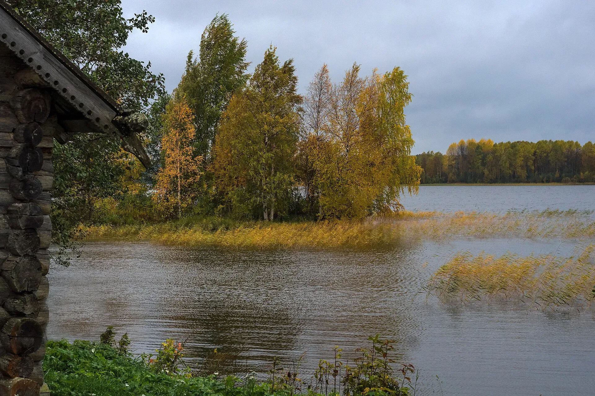 Онежское озеро у острова Кижи в октябре
