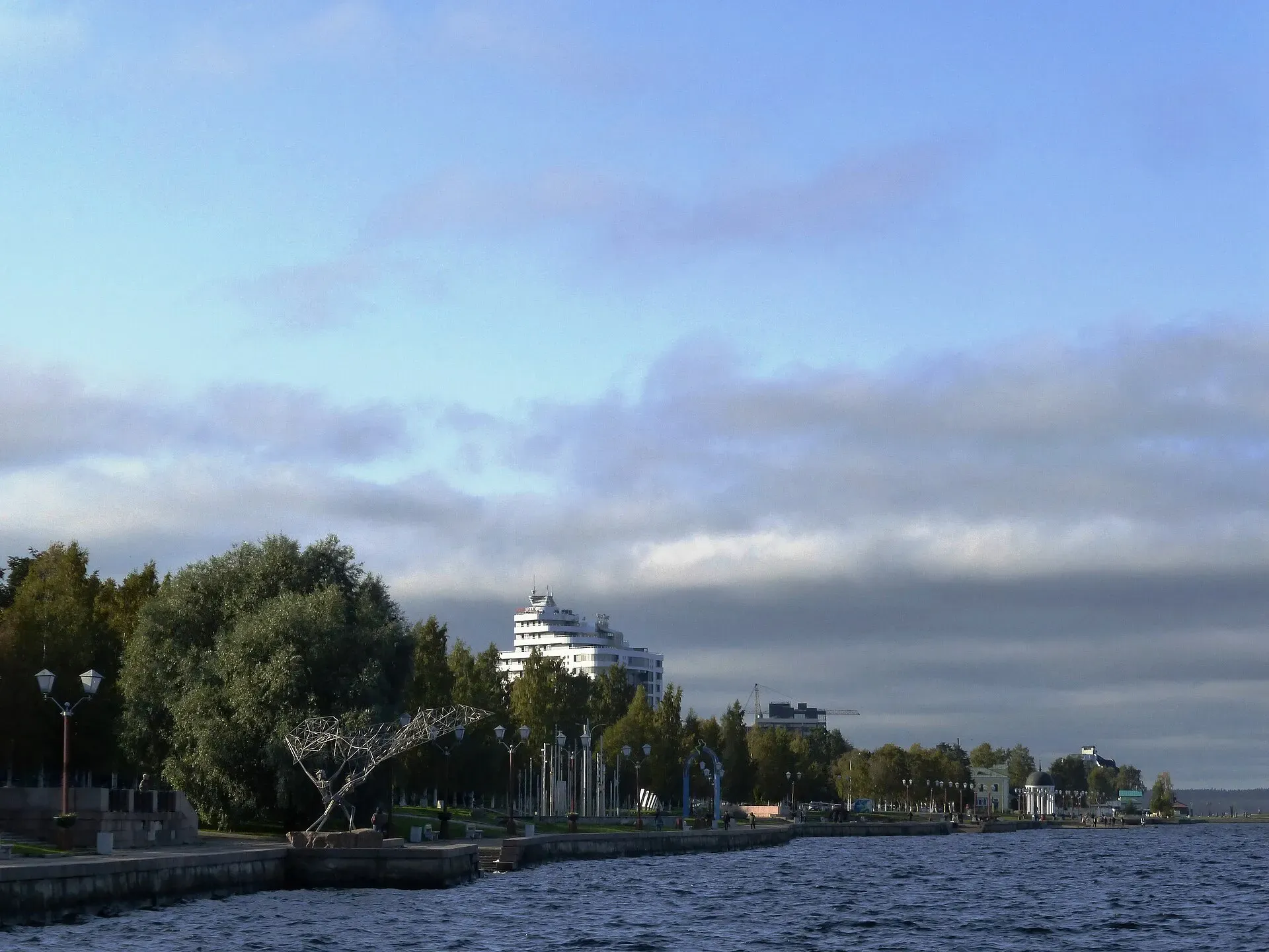 Онежская набережная Петрозаводска в сентябре