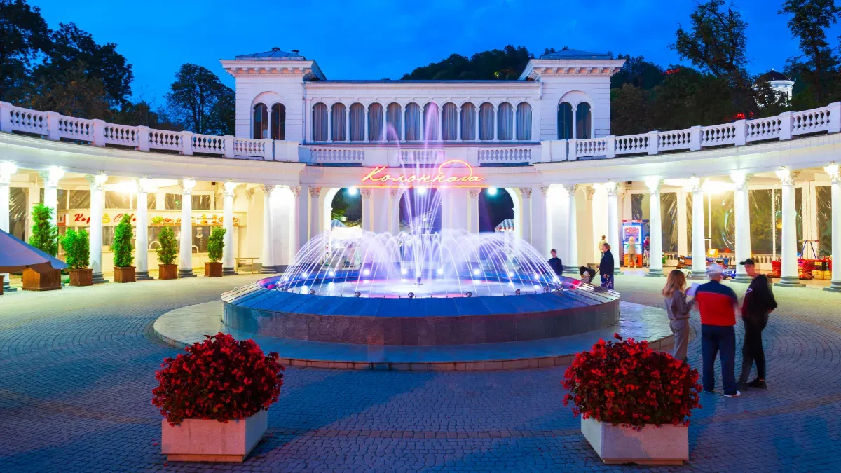 Колоннада — парадный вход в парк. Фото: Andrey | Canva