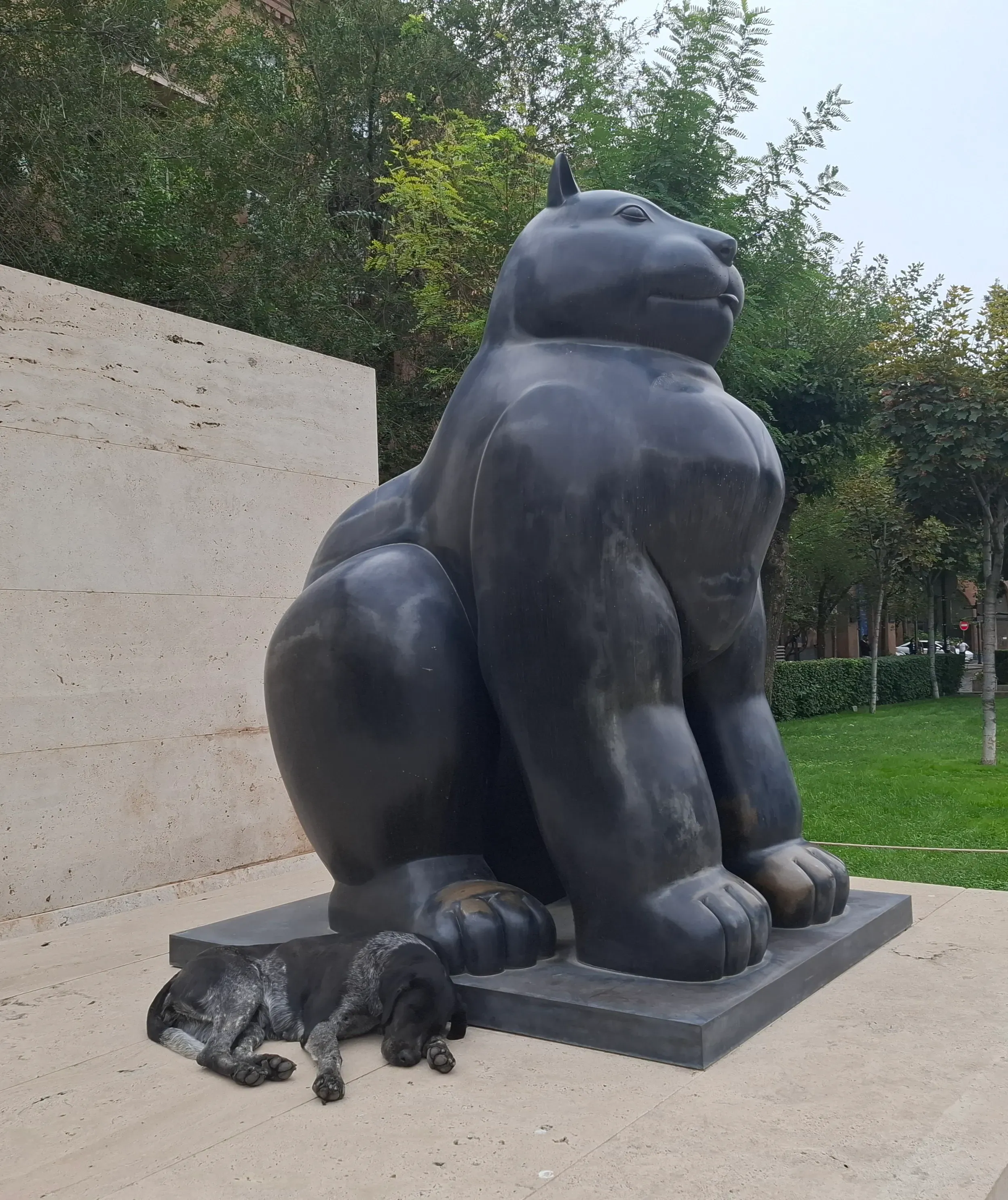 «Кот» Фернандо Ботеро в парке скульптур у ереванского Каскада. Фотография Айсылу Кадыровой