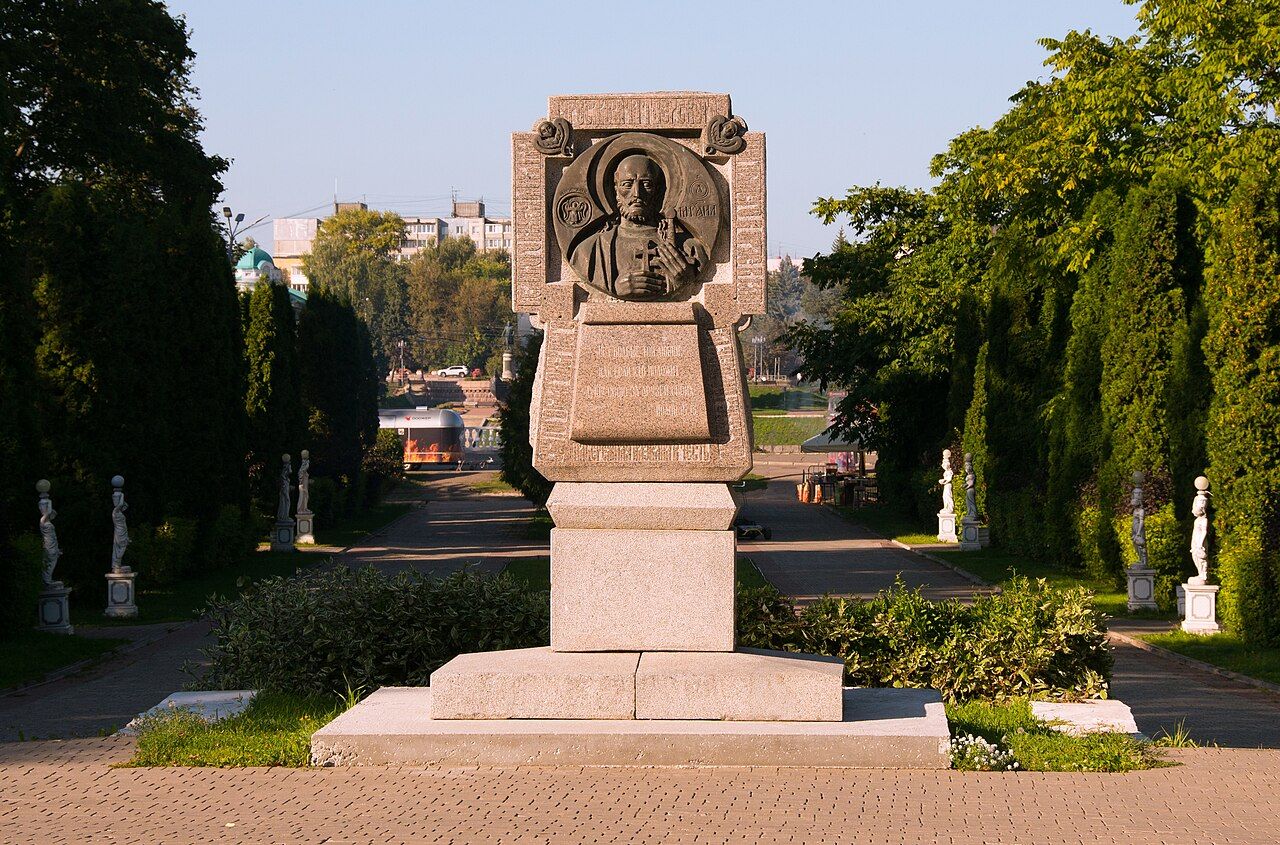 Поклонный крест Князю Михаилу в городском саду (Ветер Тверских Крыш / Wikimedia)