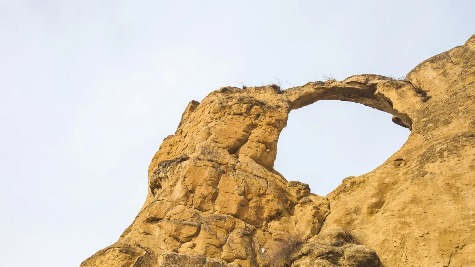 Когда дыра в скале похожа на глаз дракона! Ukususha / Canva