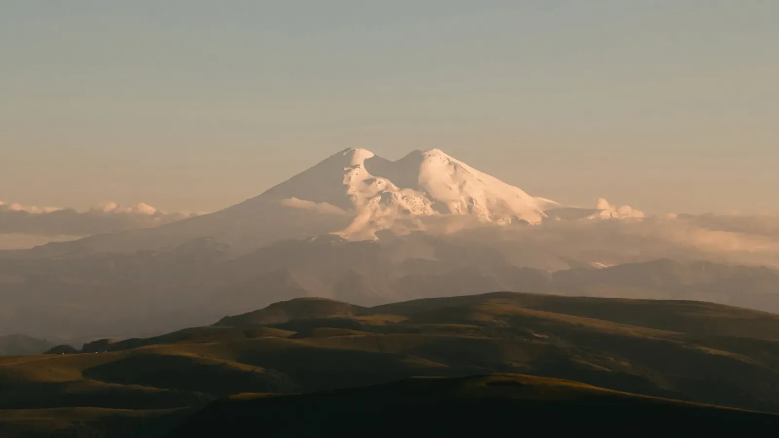 Те самые 2 горба Эльбруса. Yaroslav Chaadaev / Canva