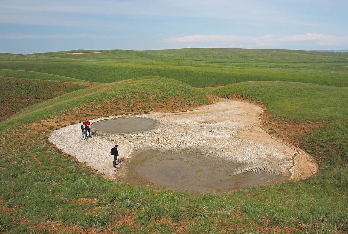 Карабетова гора с грязевыми вулканами рядом с Таманью (Bikinitrip / Wikimedia)