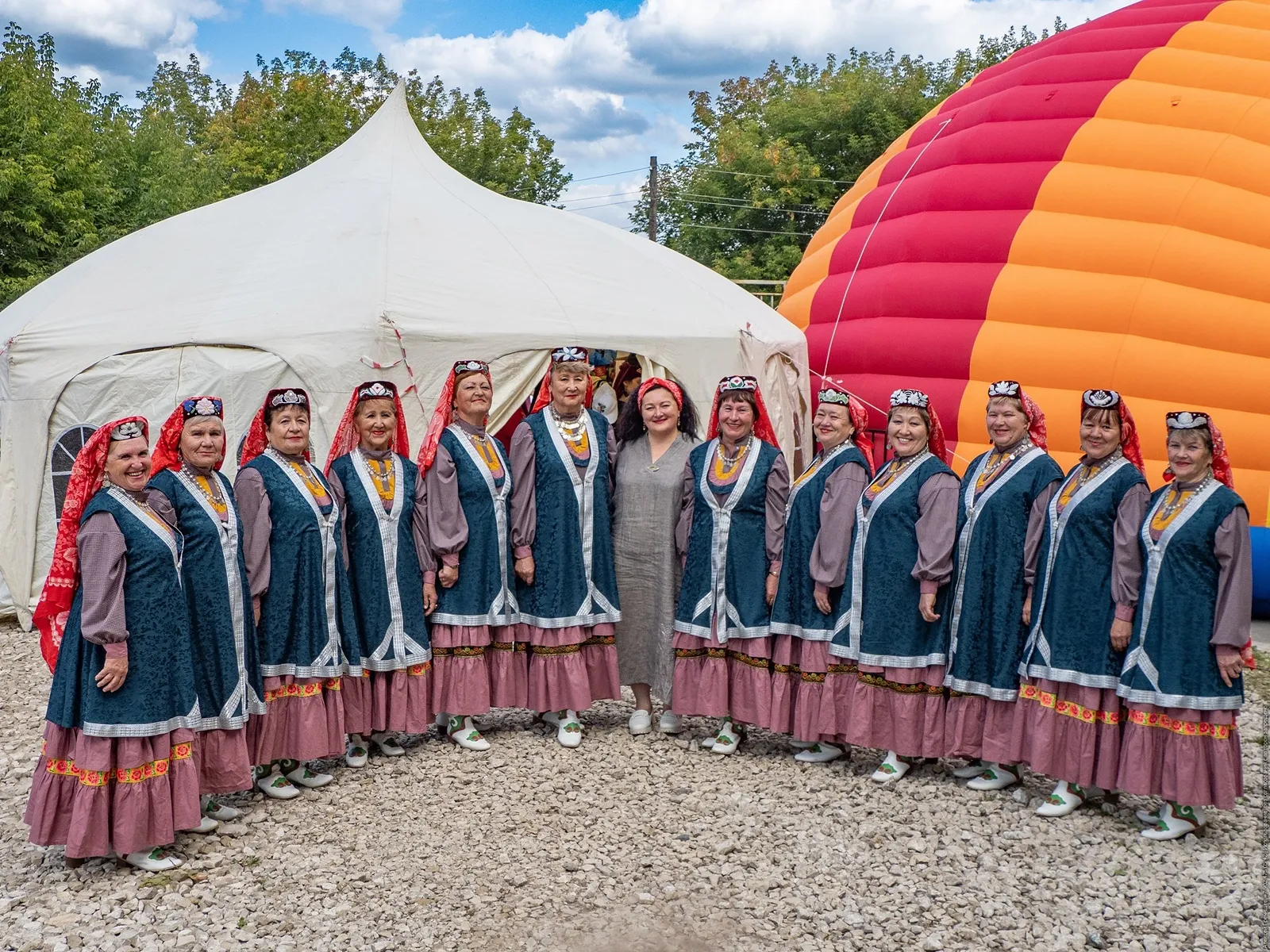 Участницы в национальной одежде / Фото Алексей Гречищев