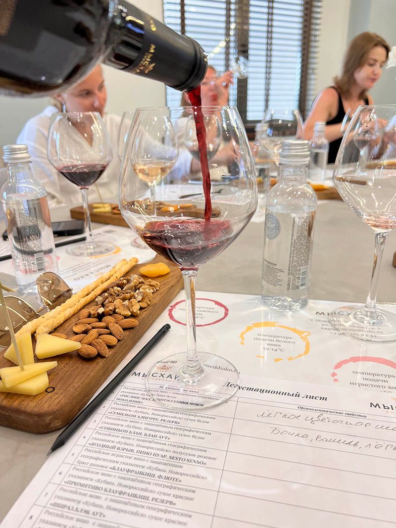 А тут его дегустируют (все 3 фото — Владимир Сляднев)