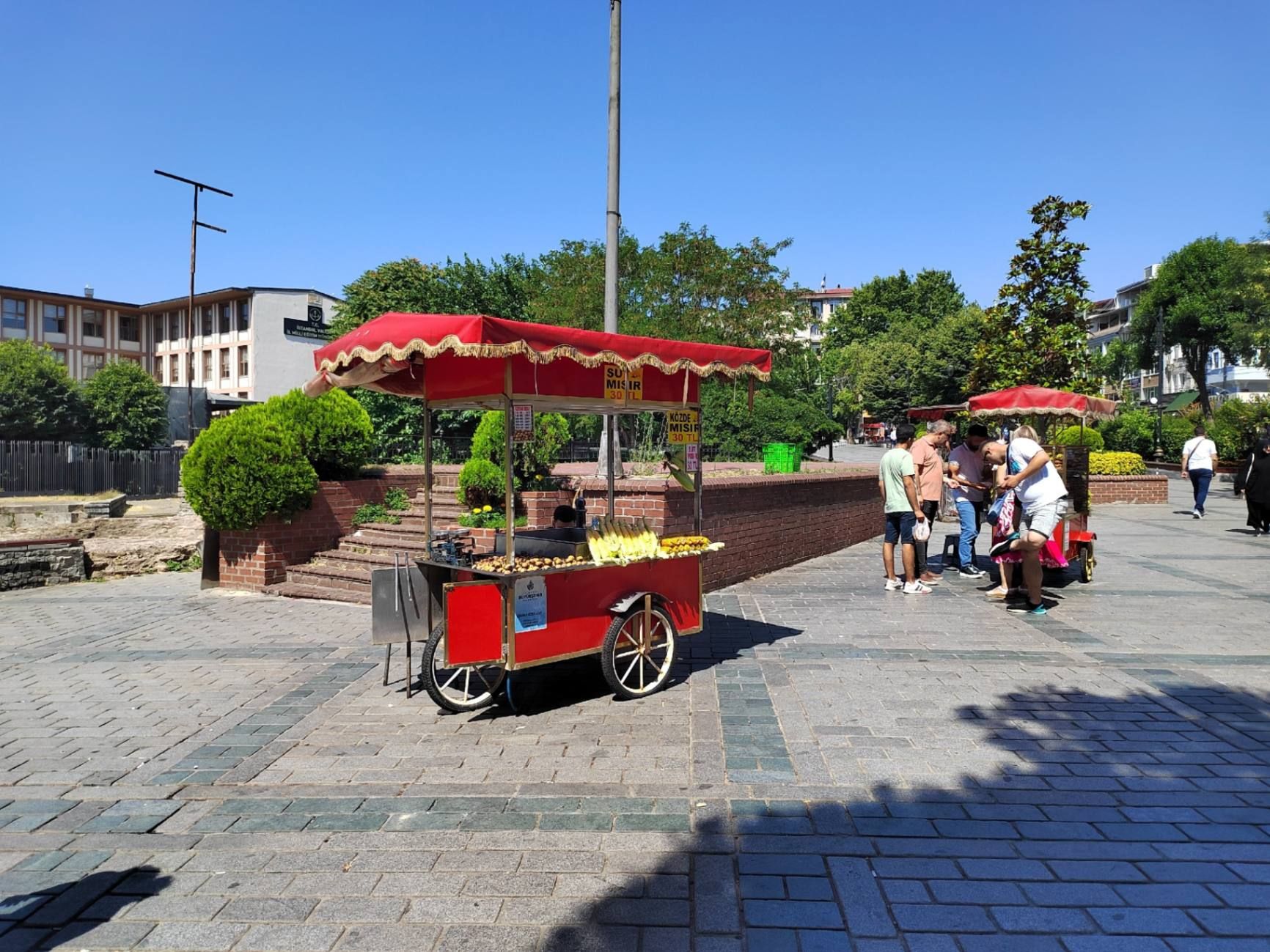 Каштаны и кукуруза тоже продаются прямо с лотка. Фото Дарины Устич