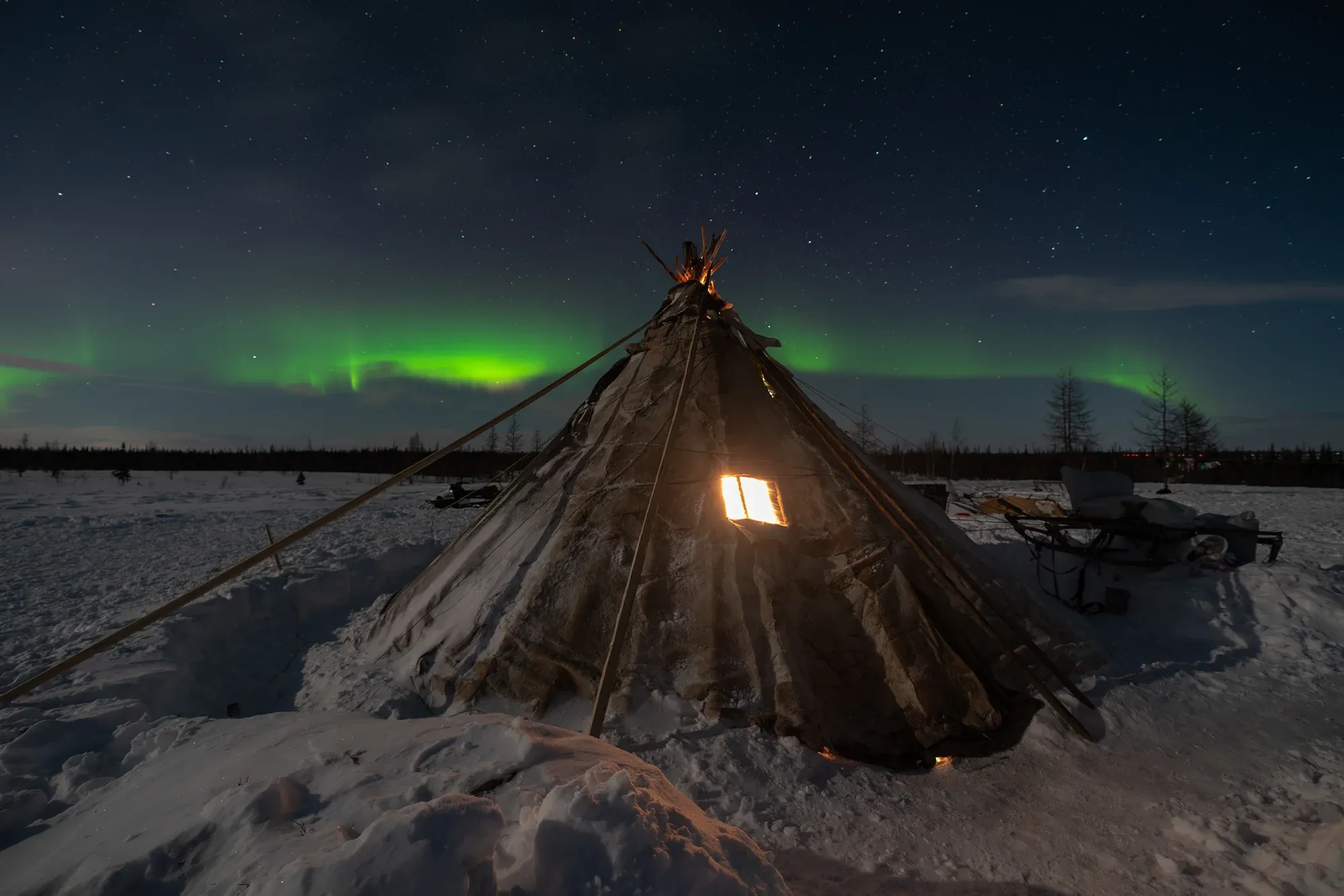 Северное сияние над чумом в тундре / Александр Мазуров