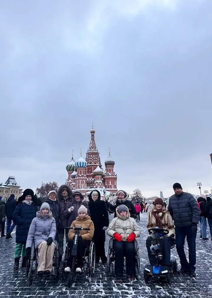 Экскурсанты у Храма Василия Блаженного