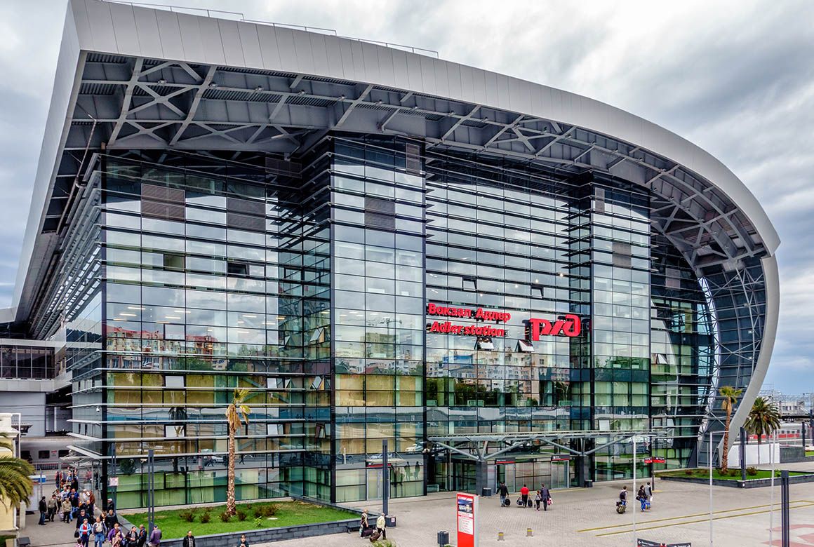 Железнодорожный вокзал в Адлере (eWilding / Shutterstock)