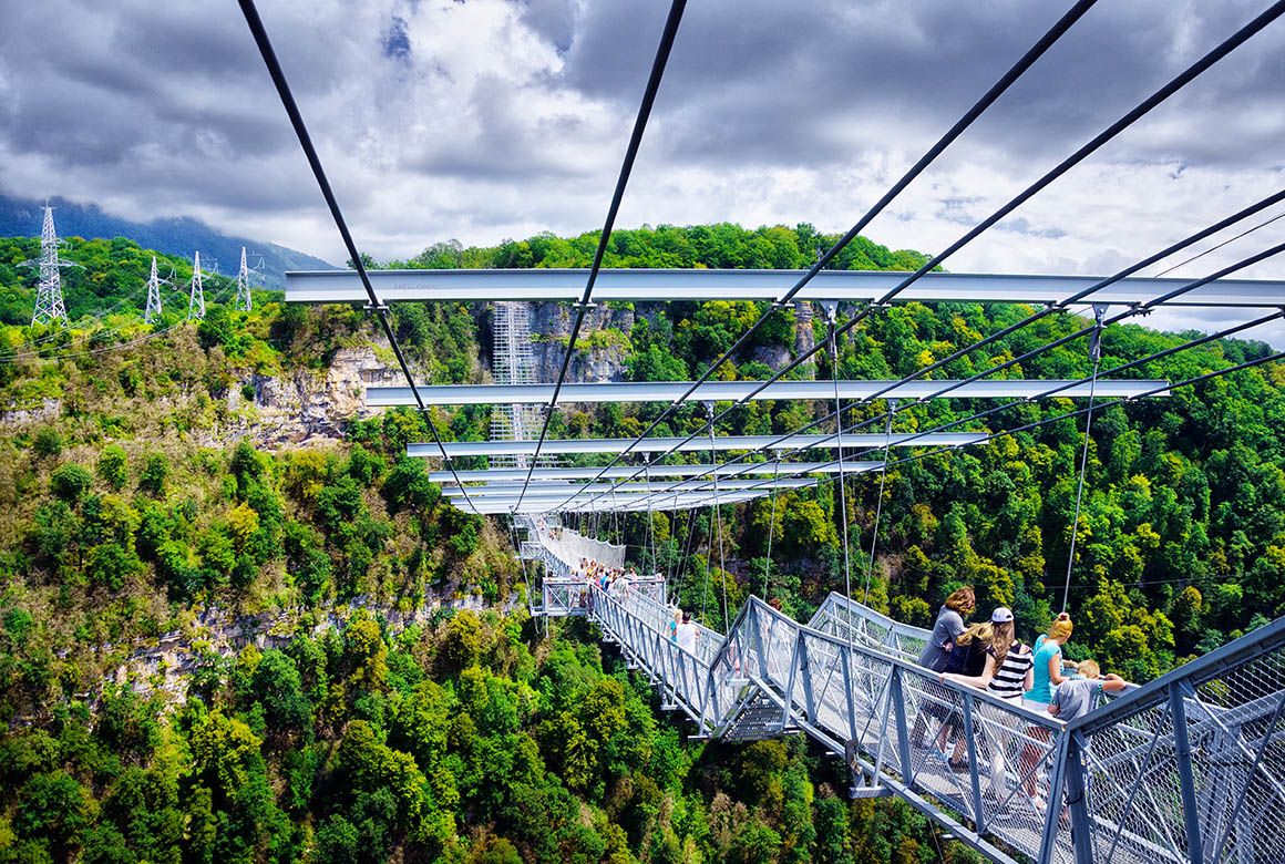 Подвесной мост в Скайпарке (Elena_Titova / Shutterstock)