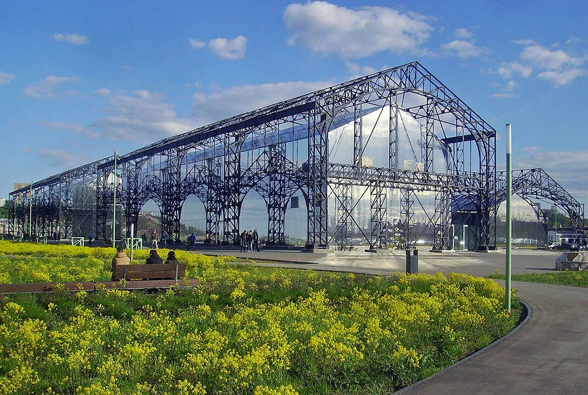 Пакгаузы с новыми павильонами (Алексей Белобородов / Wikimedia)