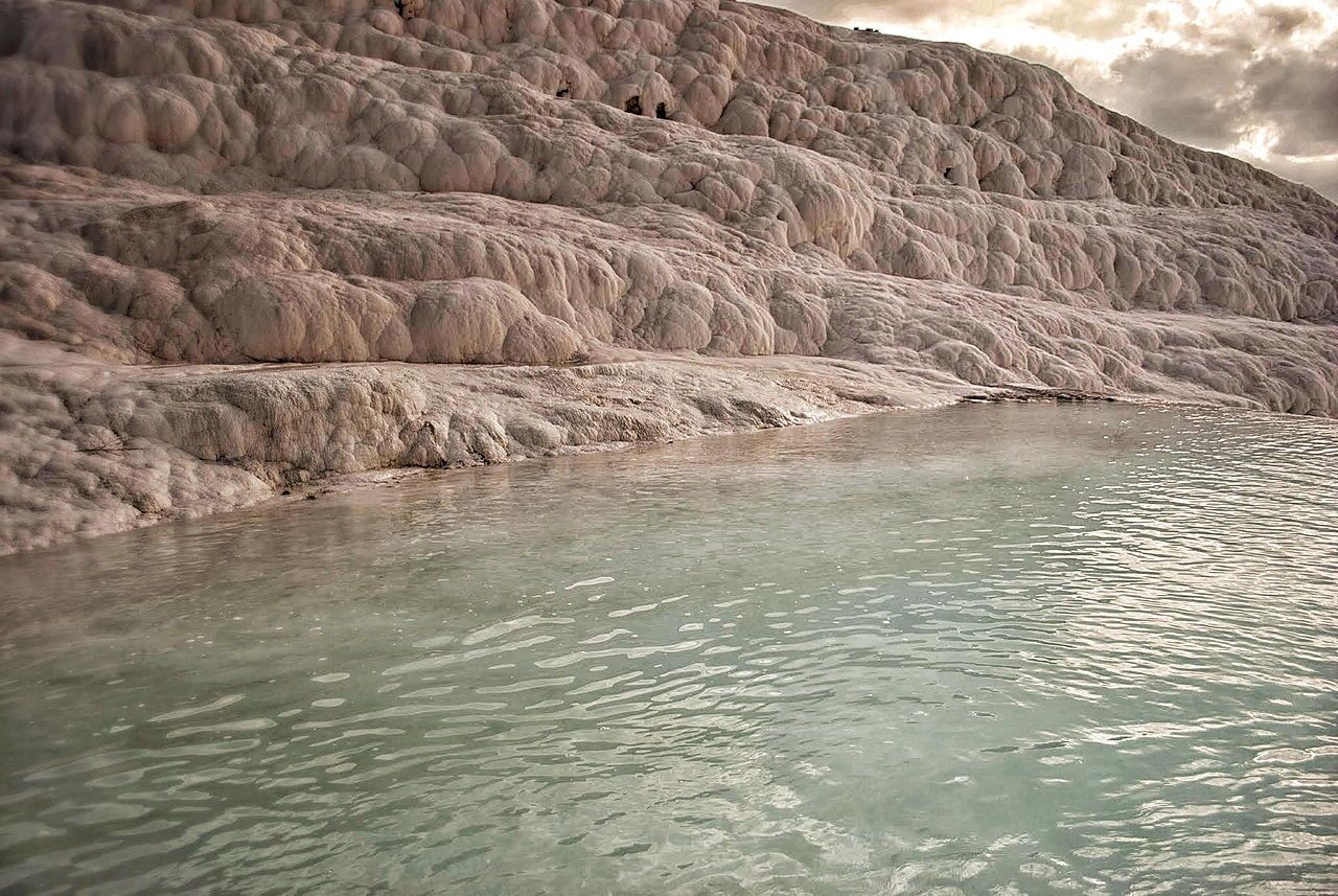 Памуккале. Один из водоёмов / Фото Antonio Cristofaro / wikimedia