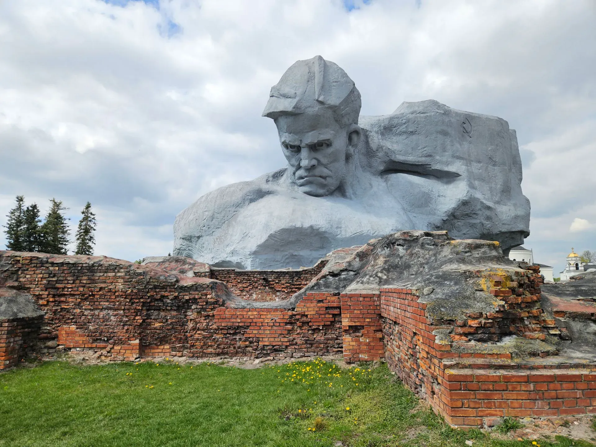 Монумент «Мужество» / фото Олег Смирнов / wikimedia