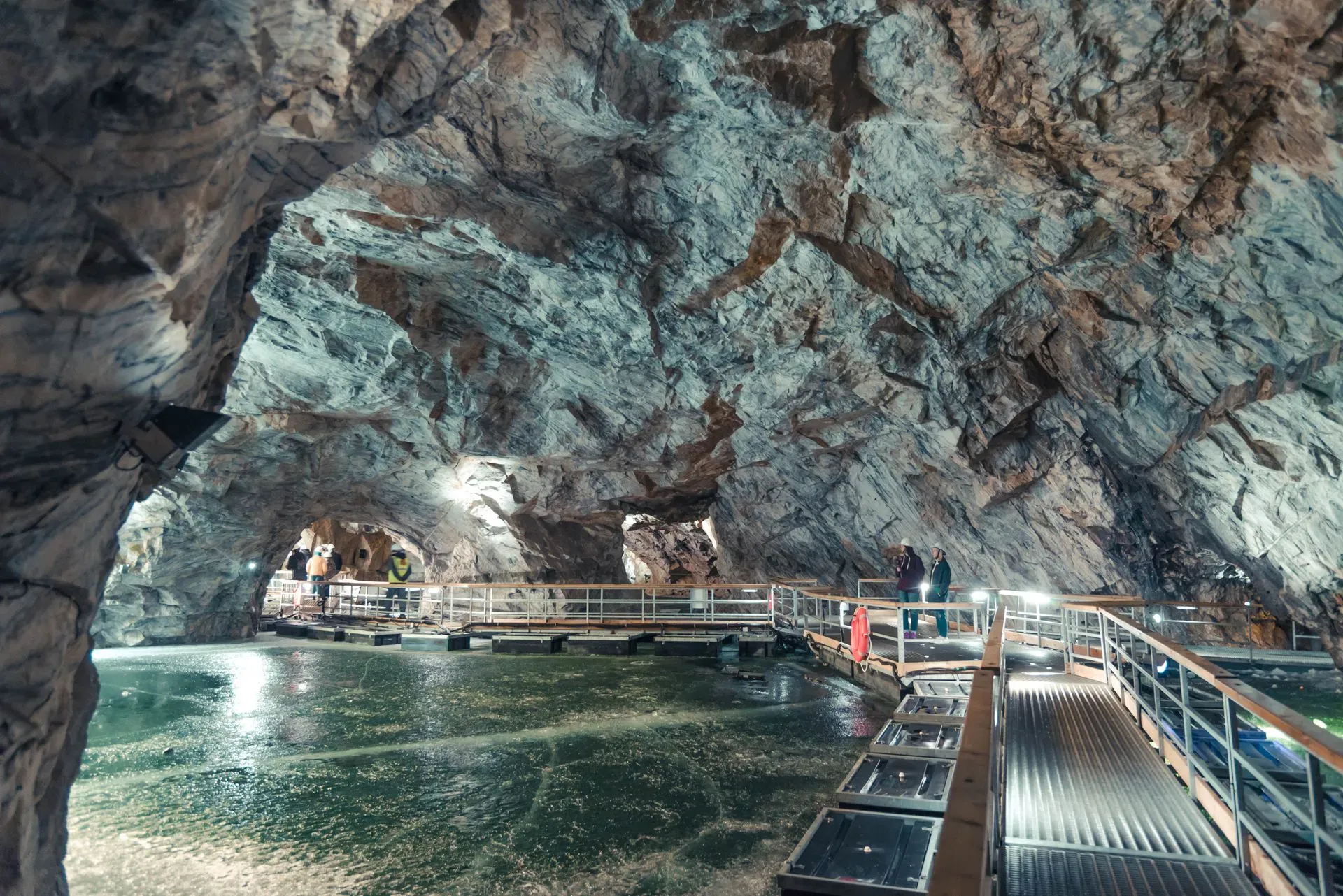 Пещера в парке Рускеала / фото Иван Кузнецов / pexels.com
