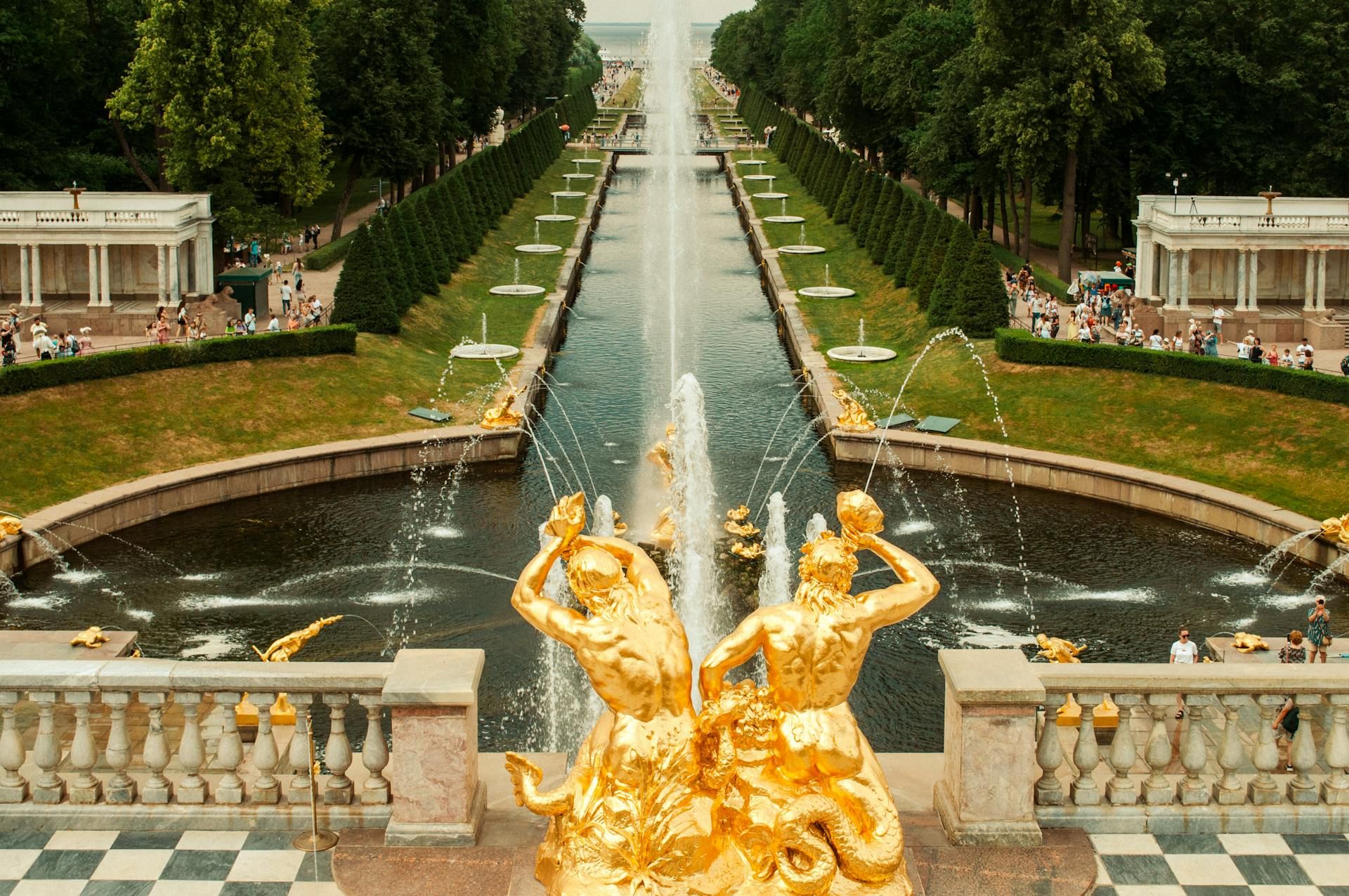 Петергоф летом / фото Сергей Рокантен / pexels.com