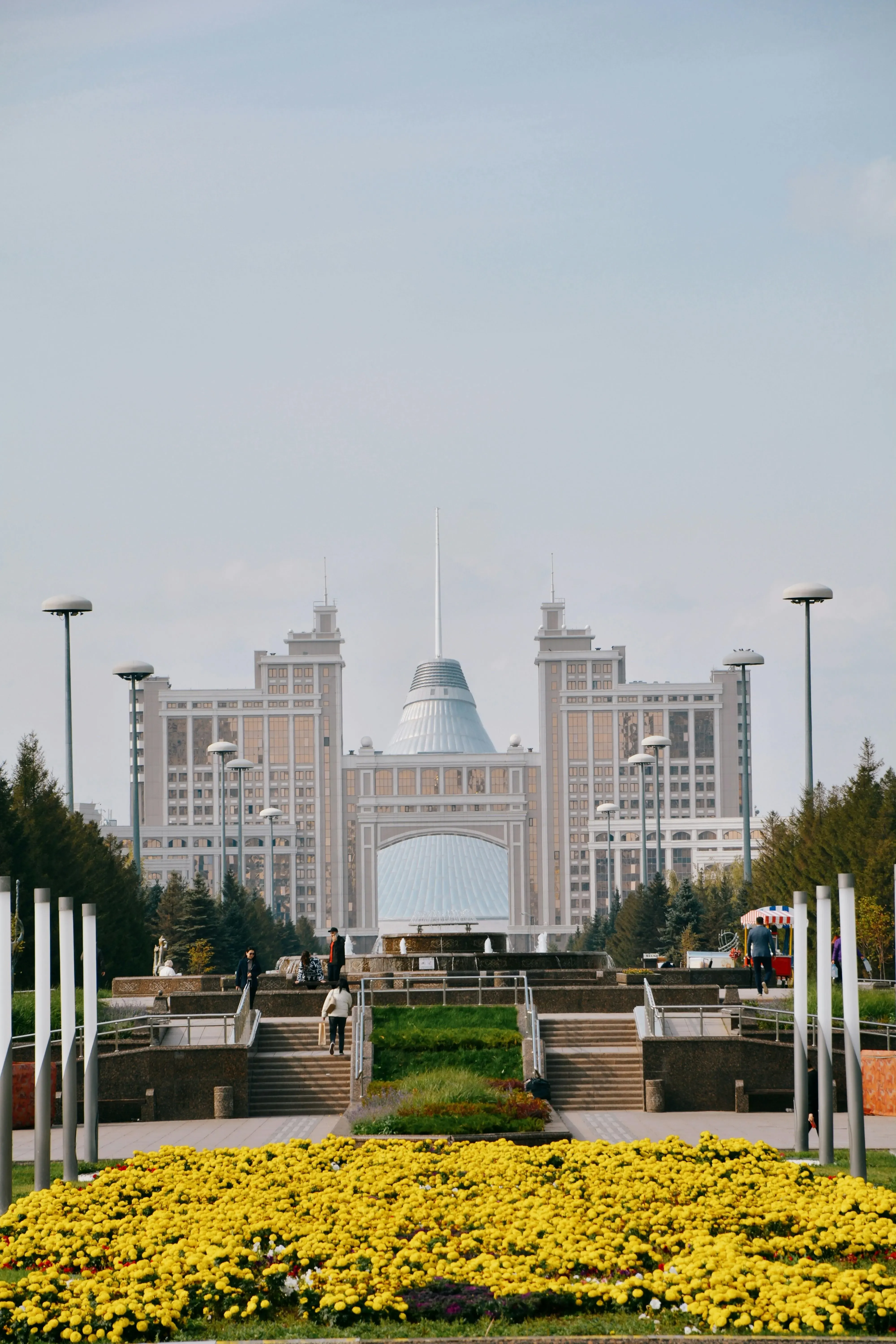 Пройдя по бульвару можно увидеть архитектуру Астаны