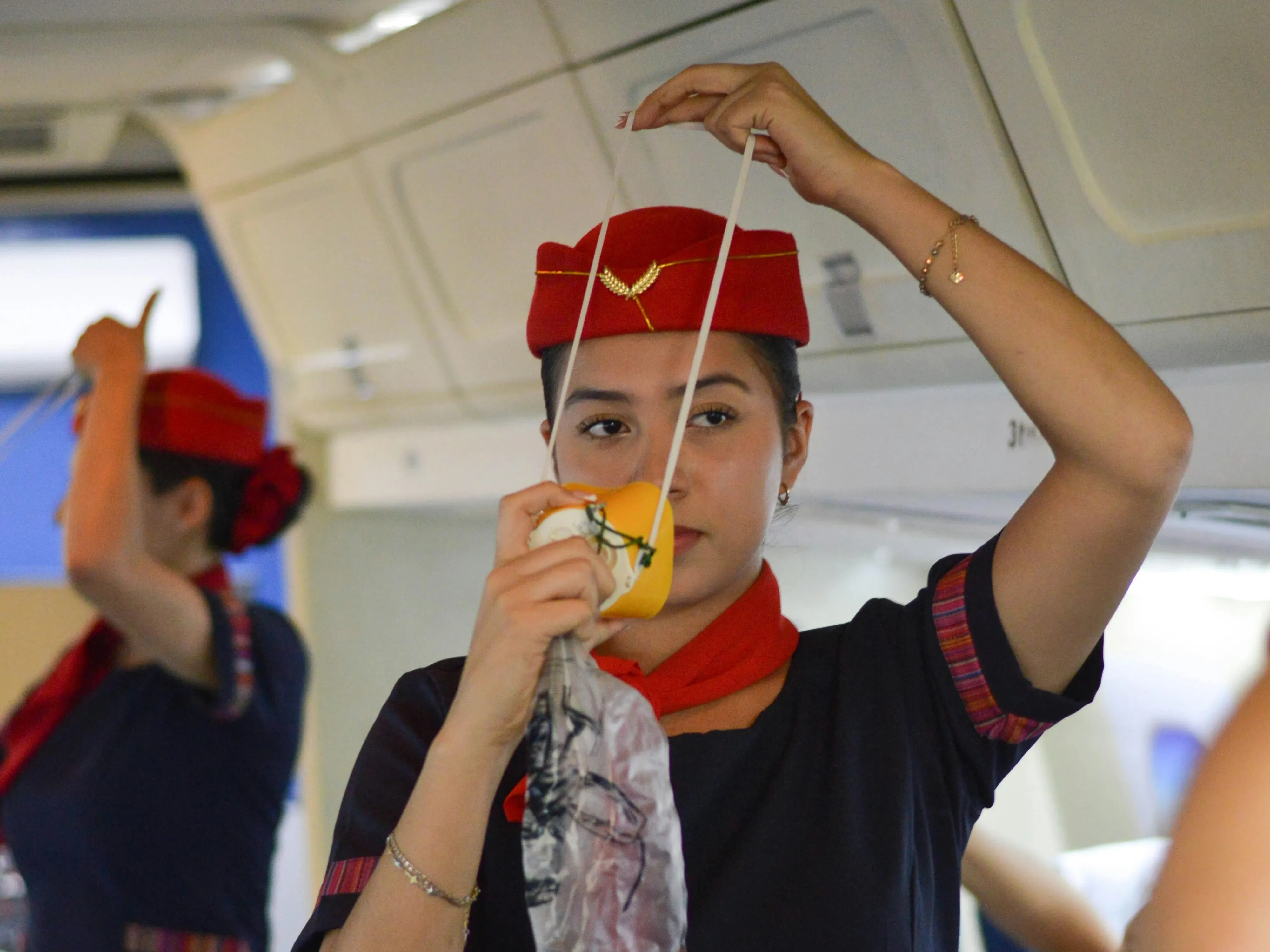 Бортпроводники показывают, как надевать кислородную маску перед каждым полётом