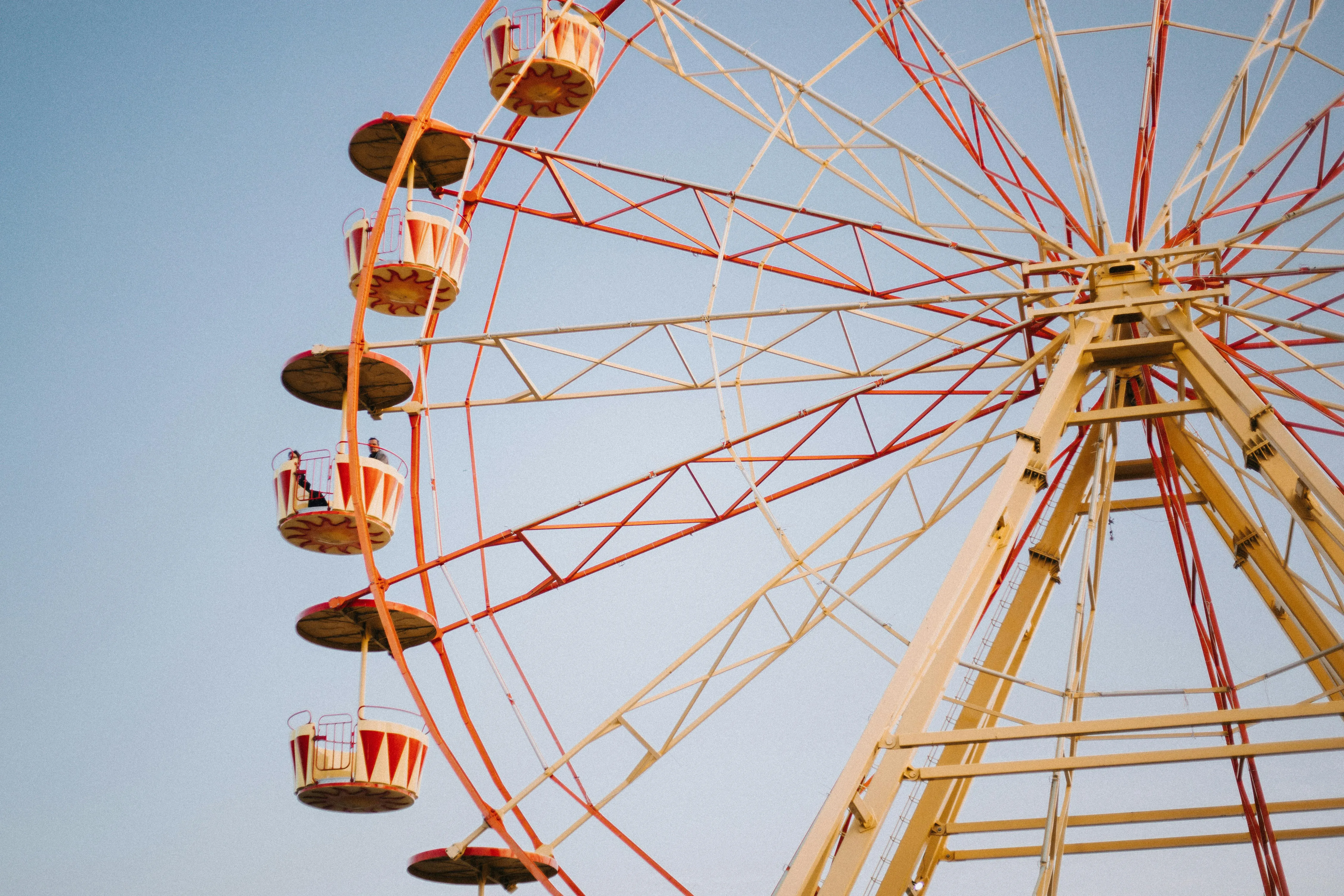 Колесо обозрения с открытыми кабинками