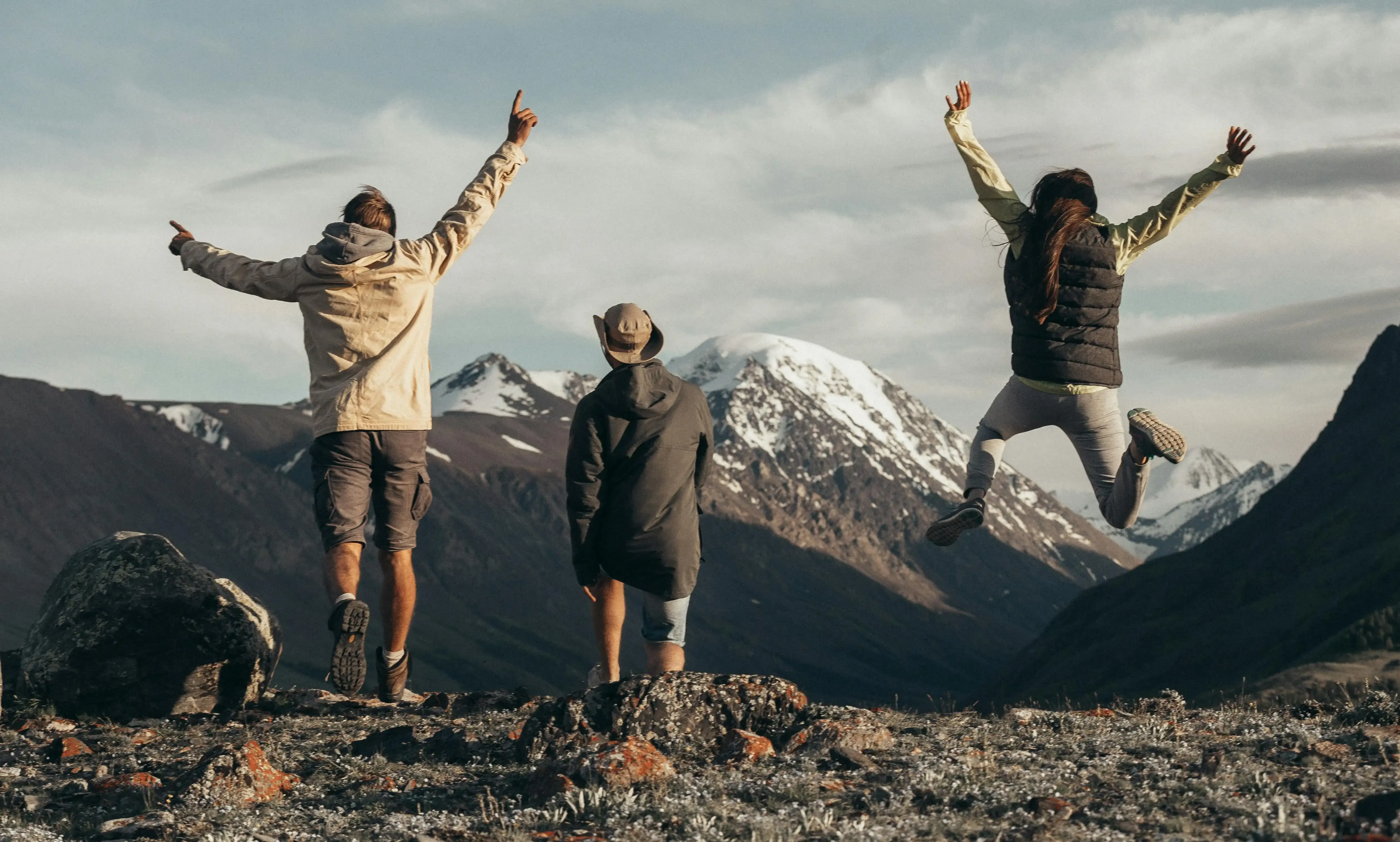 Радостные, потому что поехали в горы