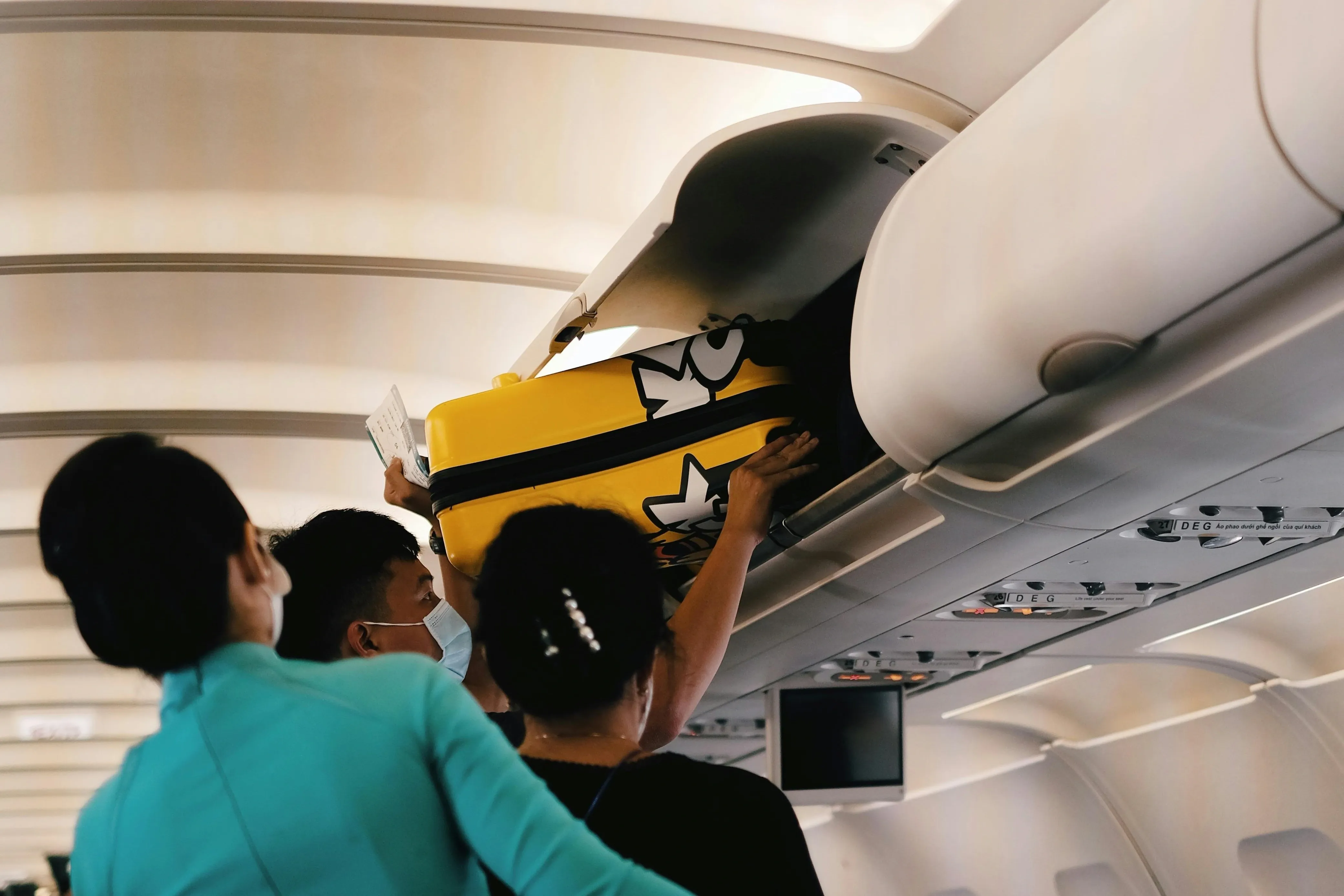 Это отсек для ручной клади. Здесь она и хранится весь полёт, либо под сиденьем&nbsp;