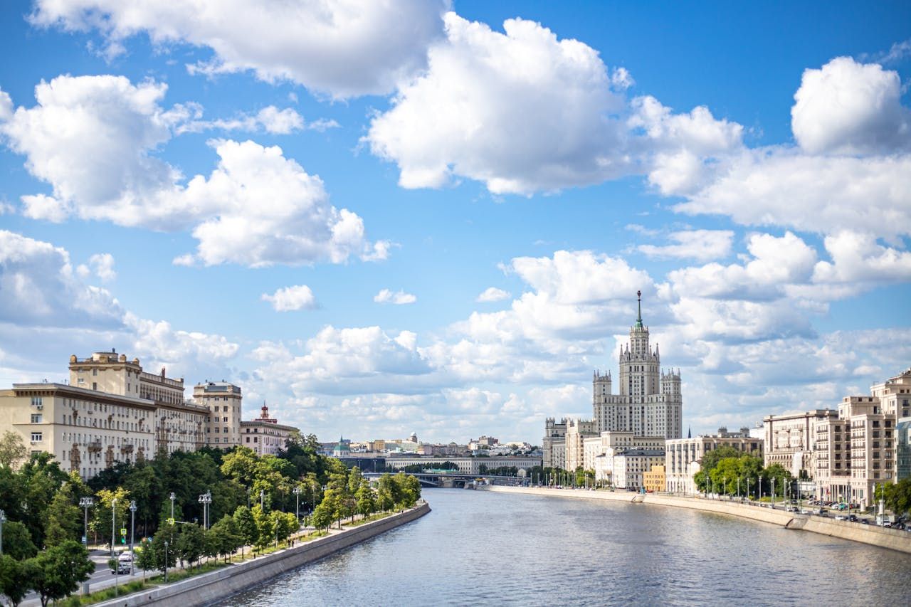 Летом в Москве бывает жарковато (Виктор Соломоник / Pexels)