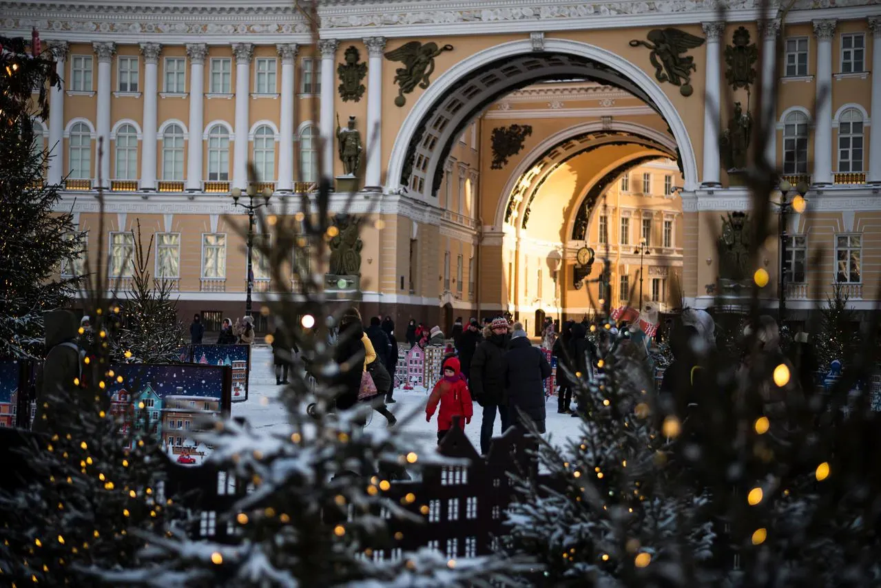 Новогодняя атмосфера на Дворцовой (Vitali Adutskevich / Pexels)