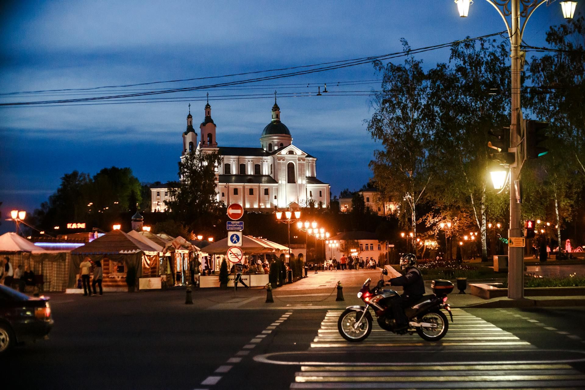 Успенский собор вечером / фото Vlad Deep / pexels.com