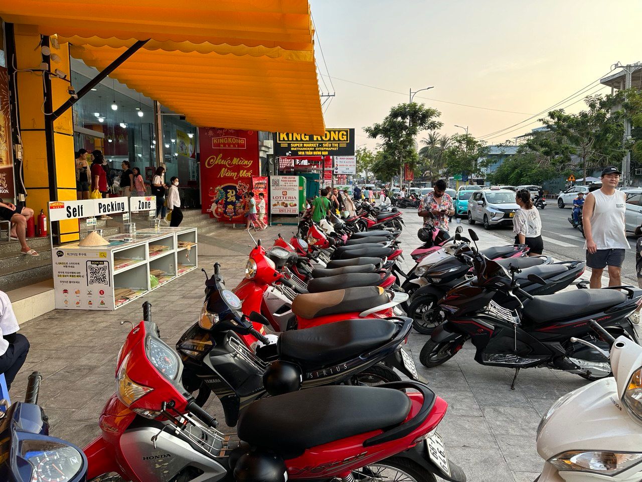 Возле супермаркета Кинг-Конг на Фукуоке стоит много байков. Фото: Катя Чулкова