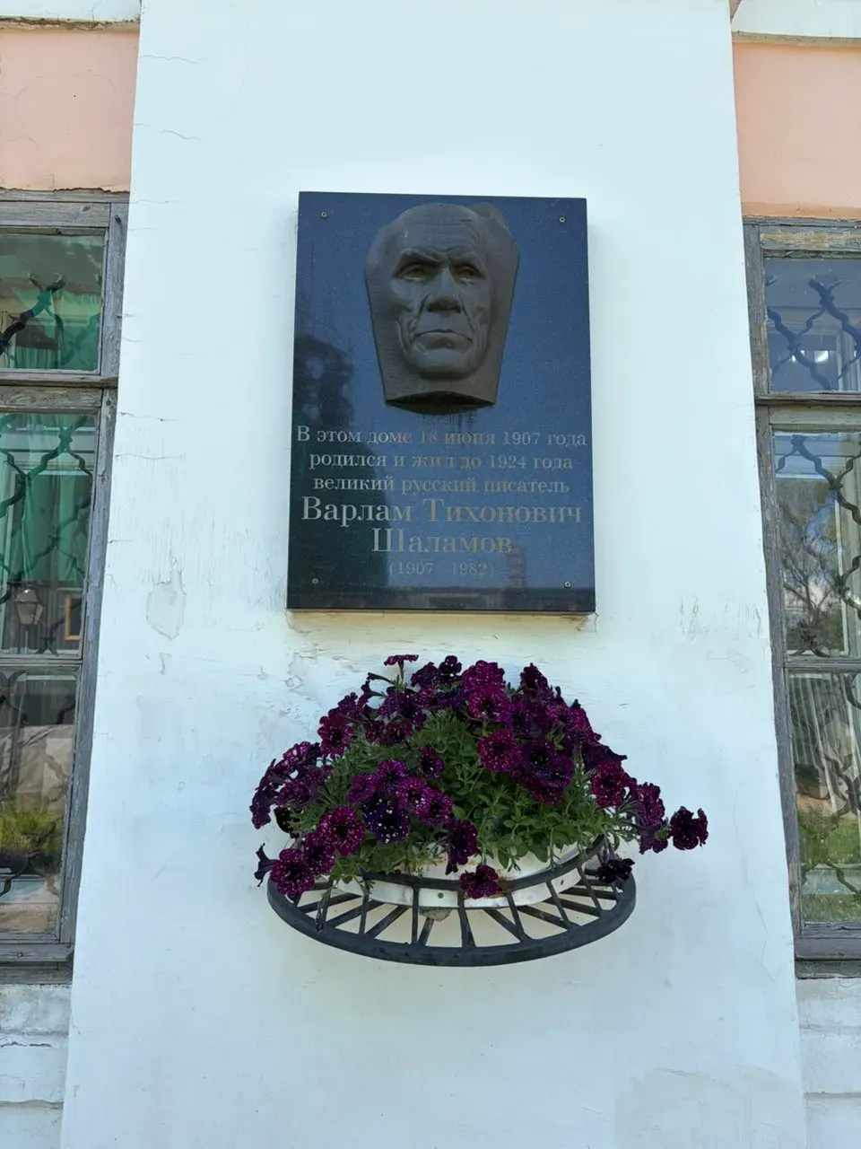 Барельеф на Шаламовском доме