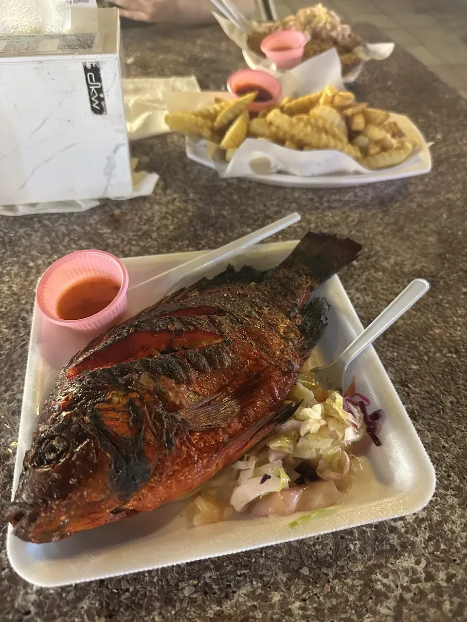 Рыба на гриле на ночном рынке